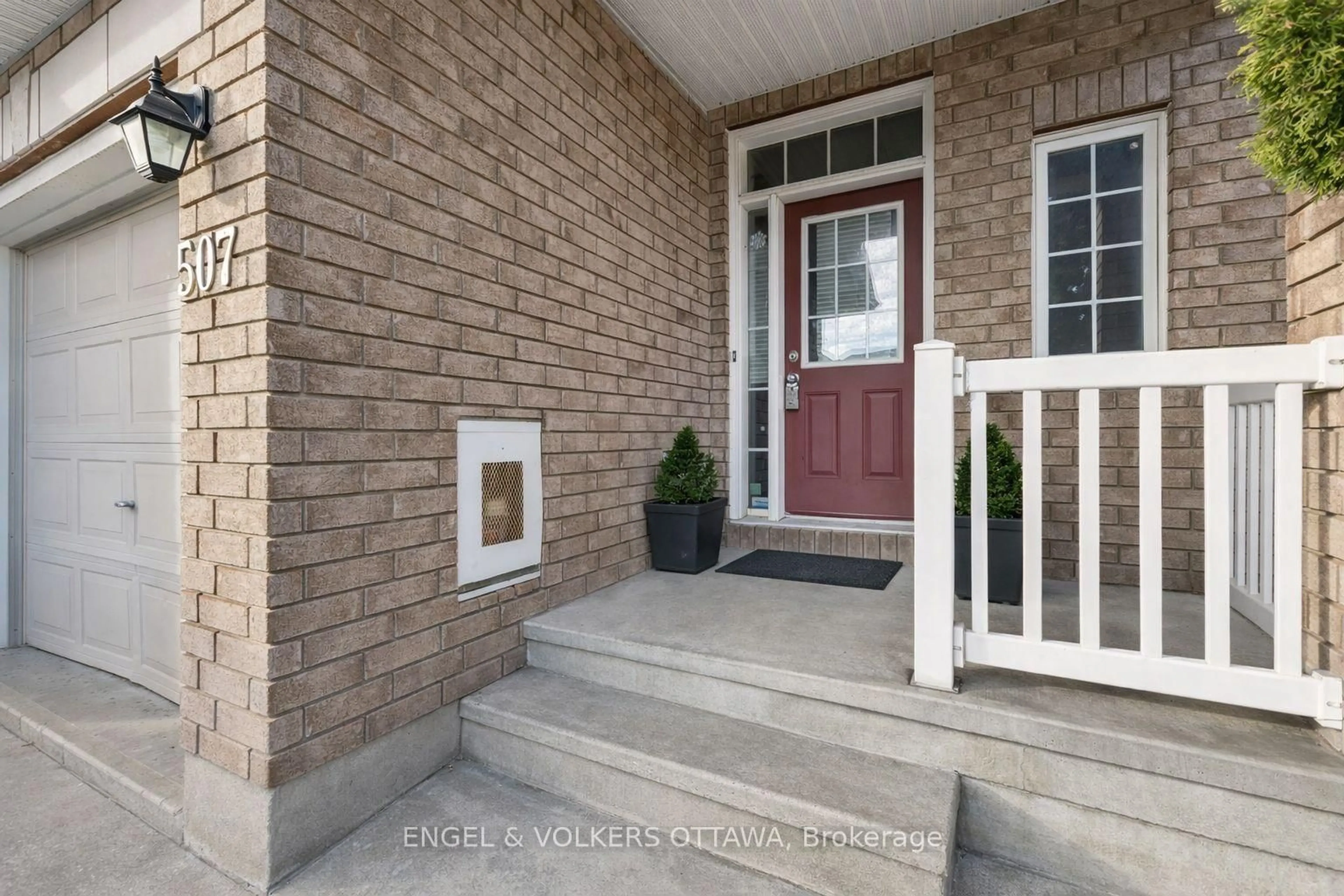 Indoor entryway for 507 Salzburg Dr, Orleans Ontario K4A 0C6