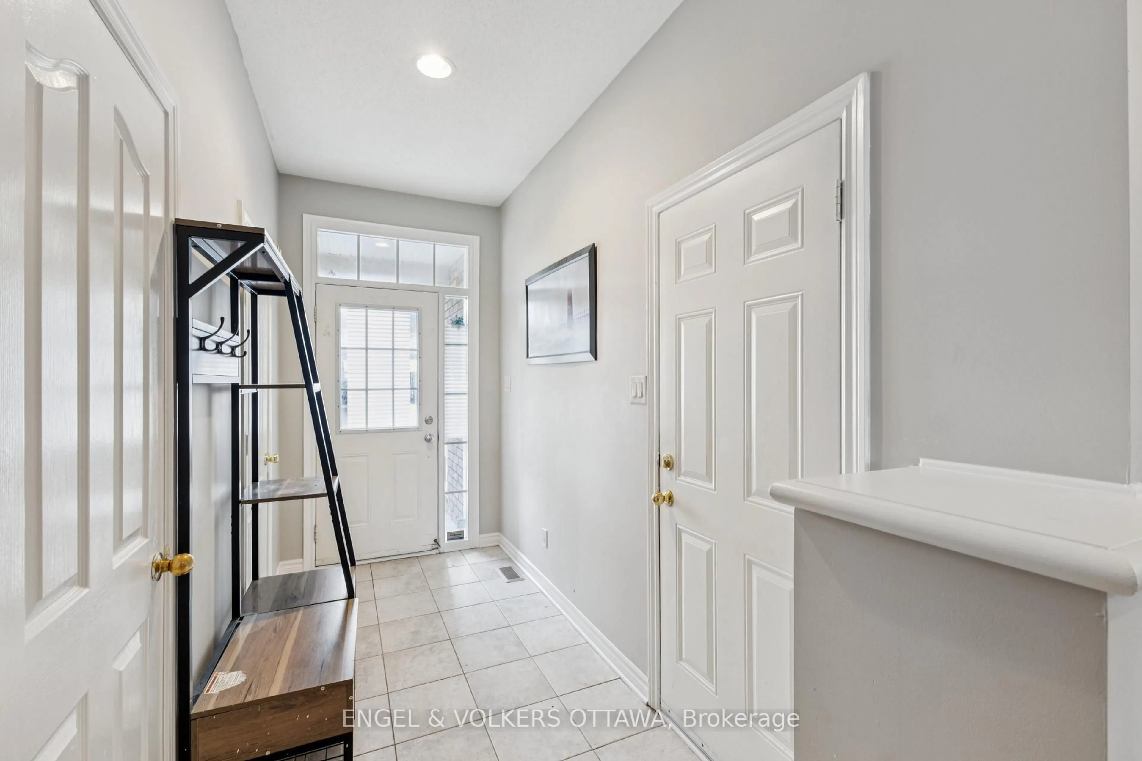 Indoor entryway for 507 Salzburg Dr, Orleans Ontario K4A 0C6
