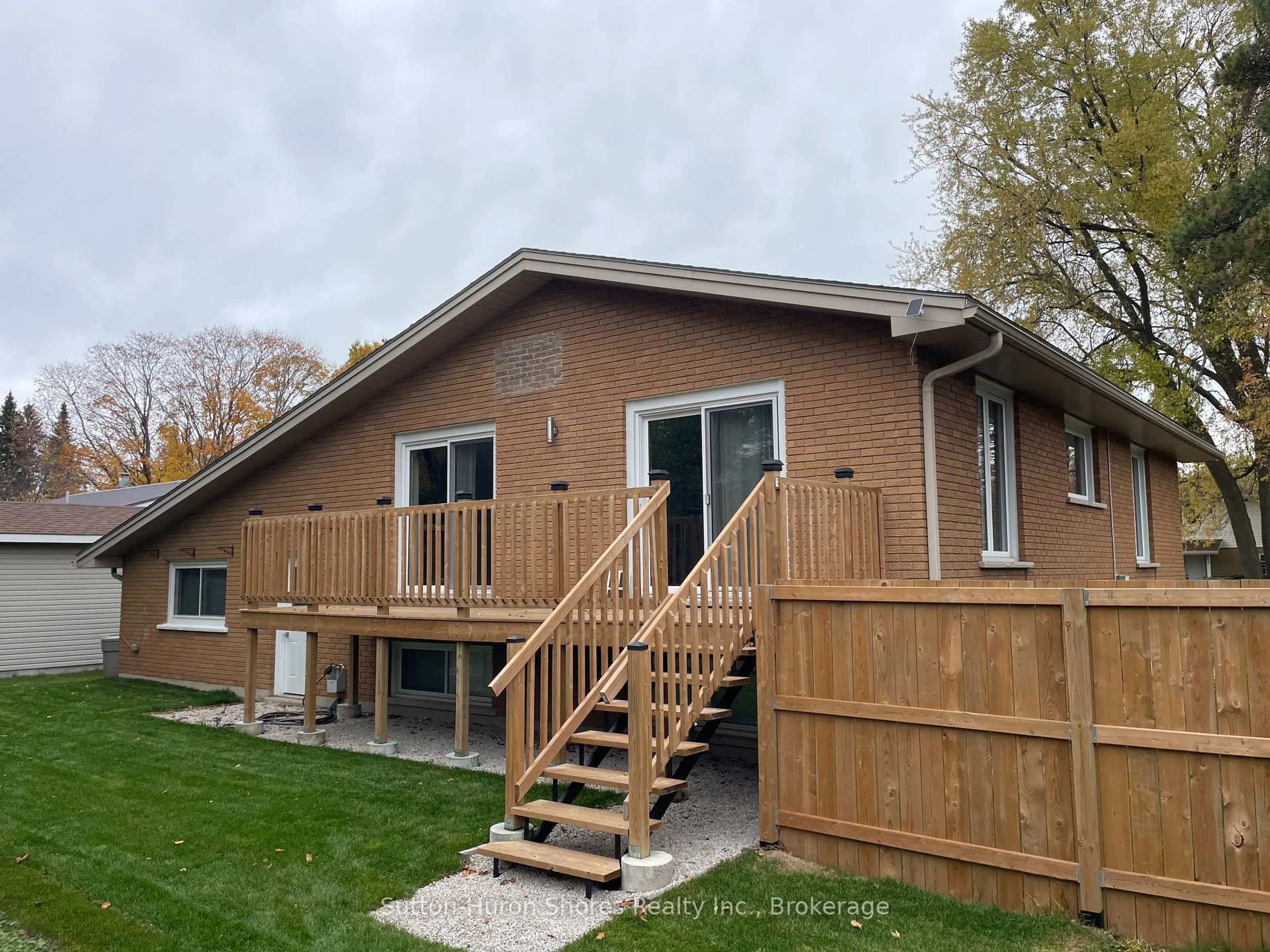 Home with vinyl exterior material, building for 664 Pine Grove Dr, Saugeen Shores Ontario N0H 2C3