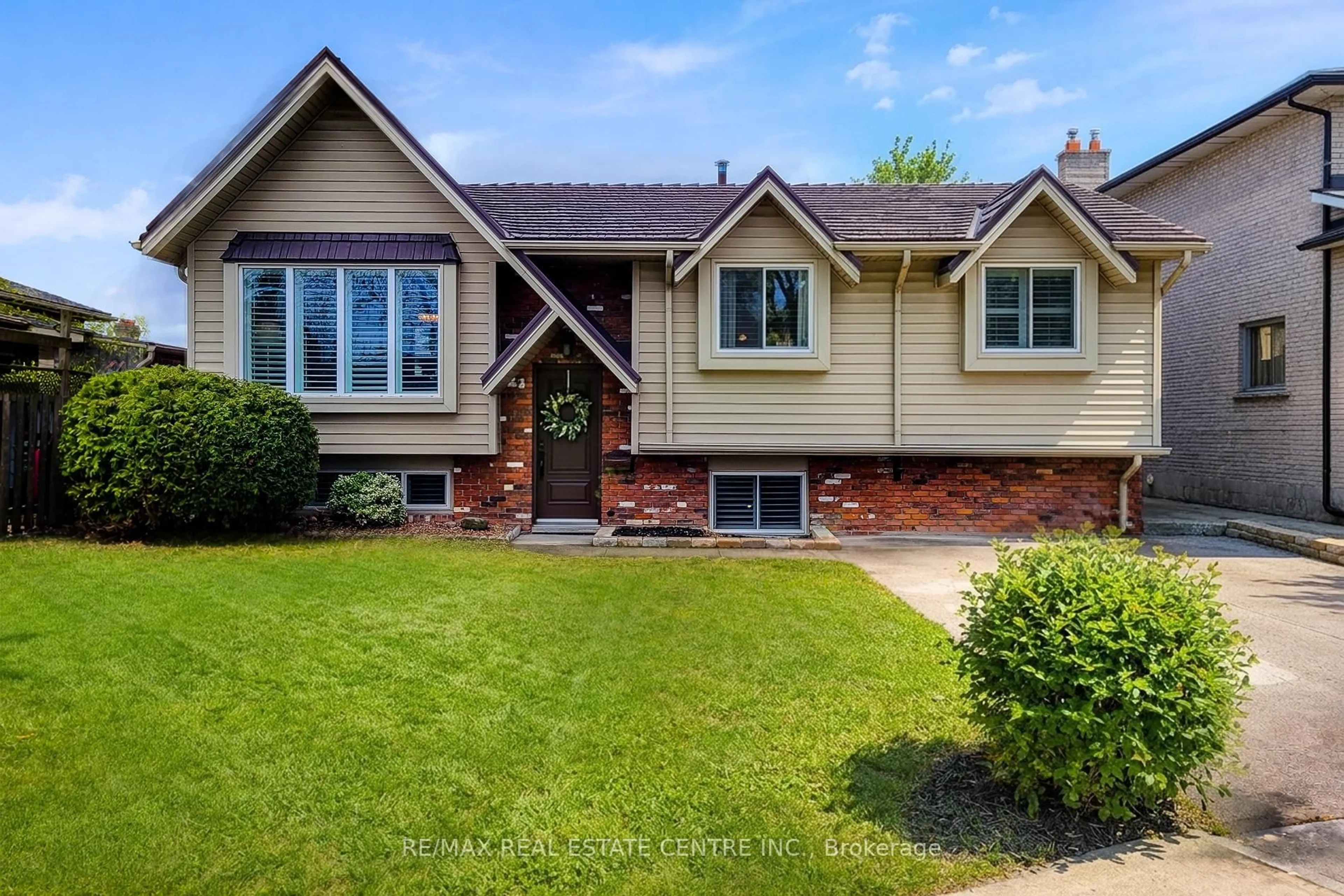 Home with vinyl exterior material, street for 2 Ashwood Crt, Hamilton Ontario L8E 3E1