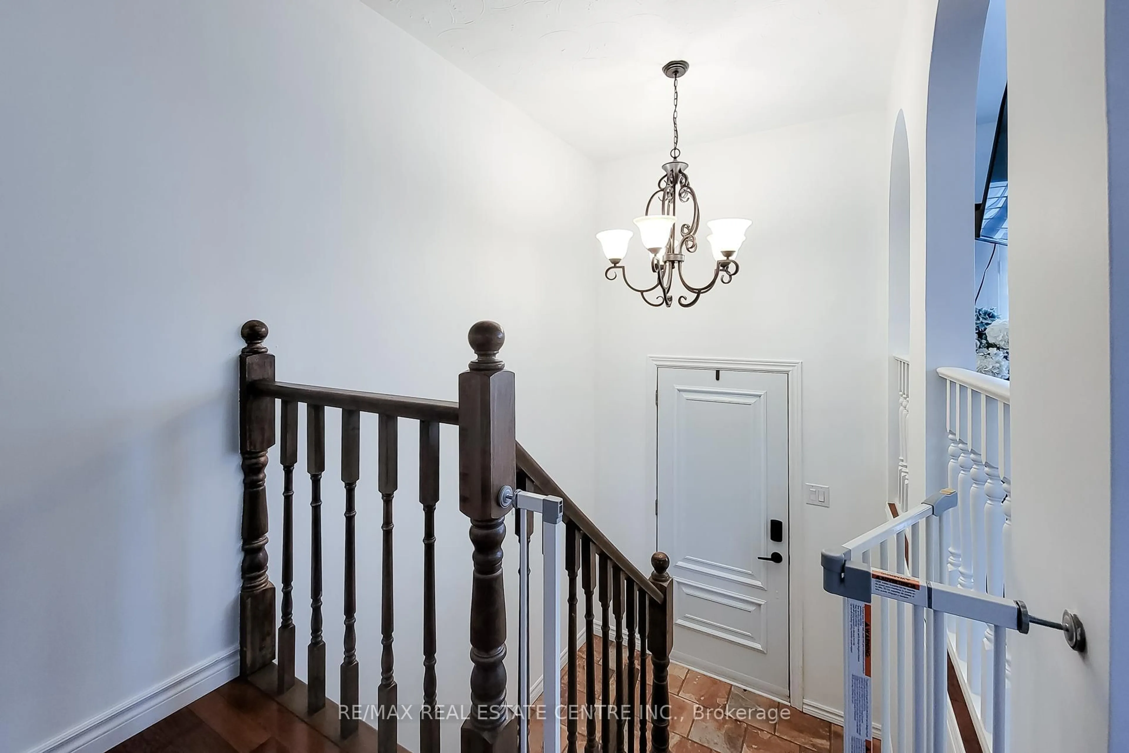 Indoor foyer for 2 Ashwood Crt, Hamilton Ontario L8E 3E1