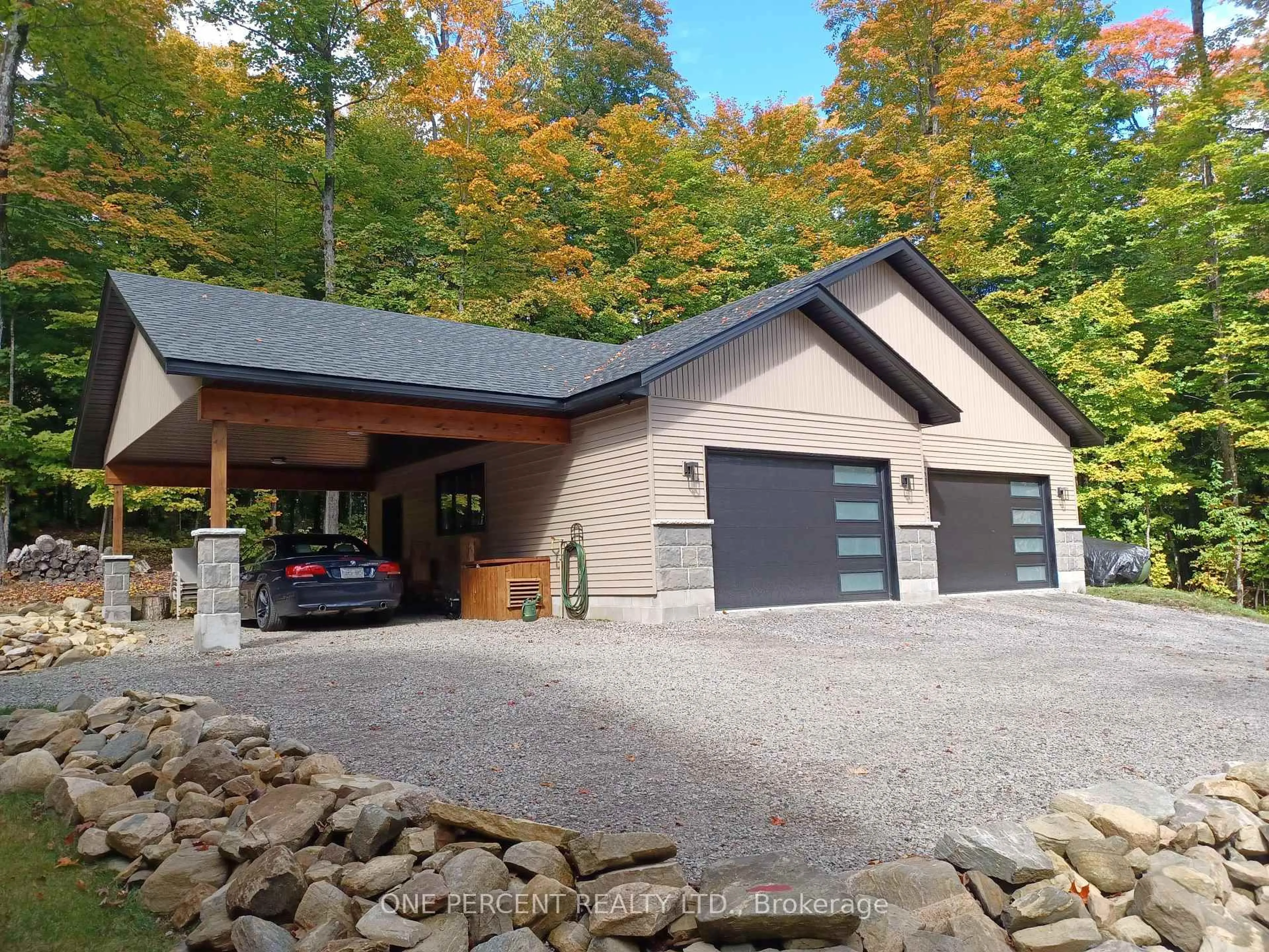 Indoor garage for 1333 Walker Lake Drive Rd, Lake of Bays Ontario P1H 2J6