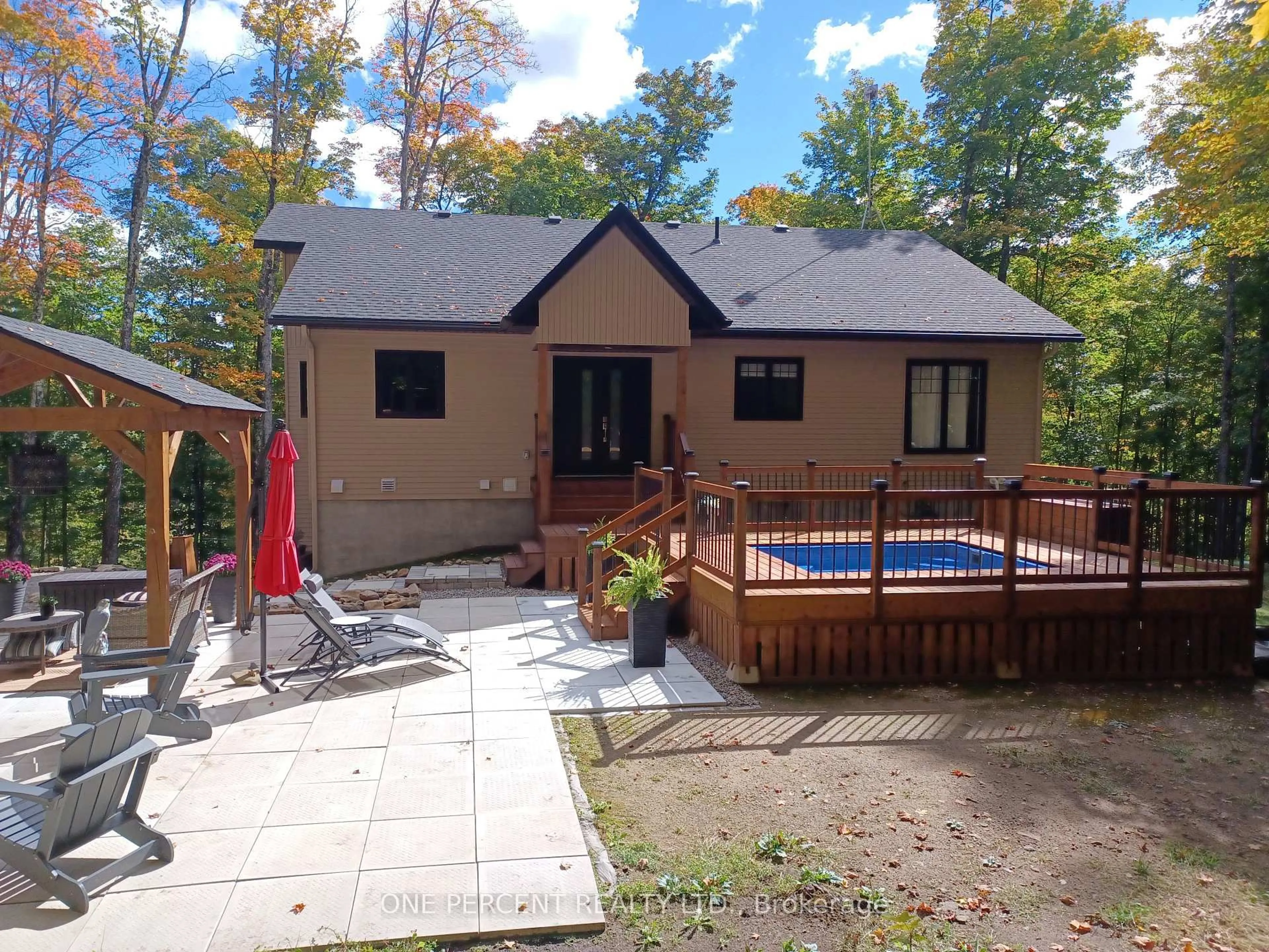 A pic from outside/outdoor area/front of a property/back of a property/a pic from drone, unknown for 1333 Walker Lake Drive Rd, Lake of Bays Ontario P1H 2J6