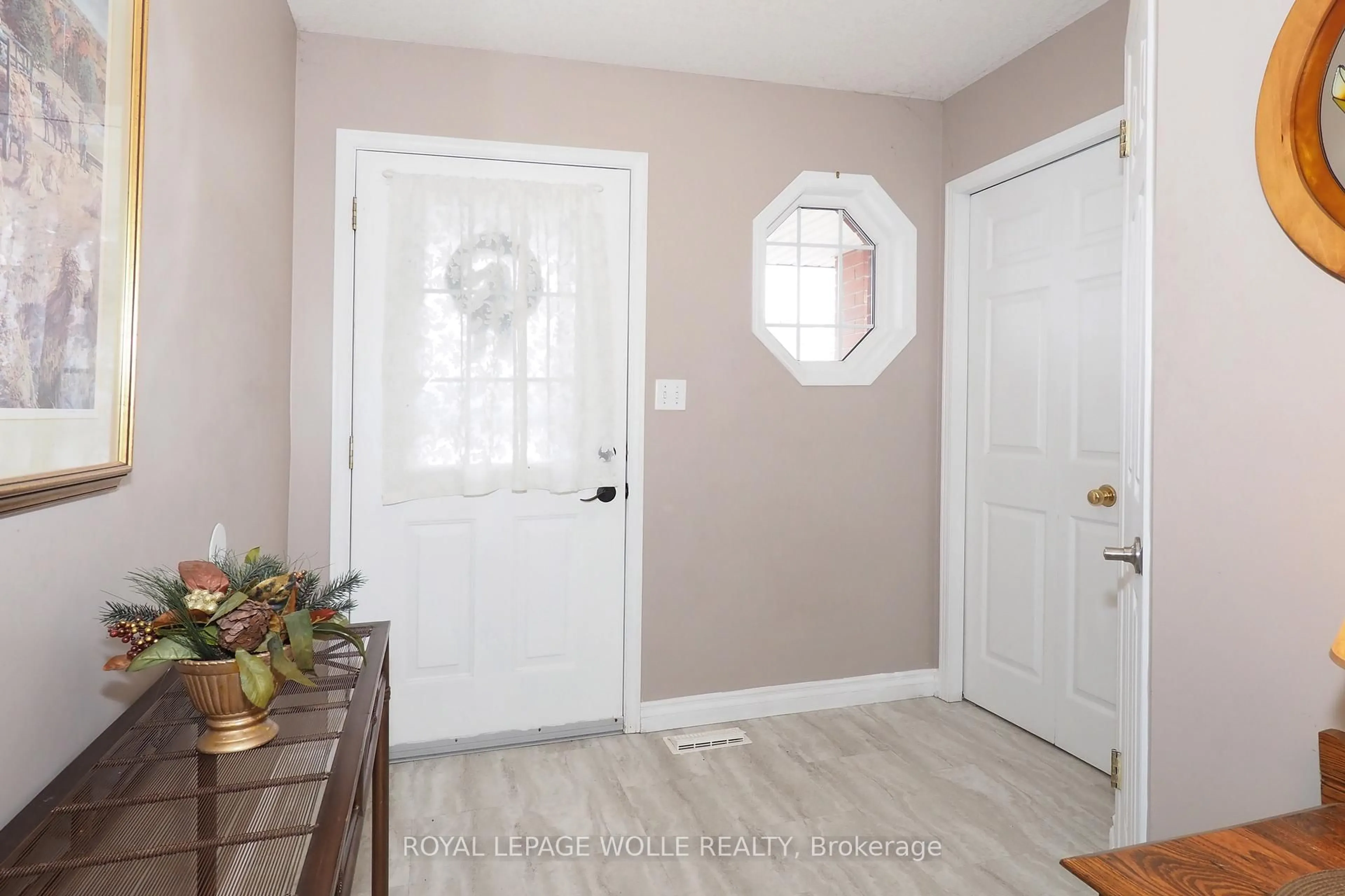 Indoor entryway for 224 Inverhuron Cres #A, Waterloo Ontario N2V 2H7