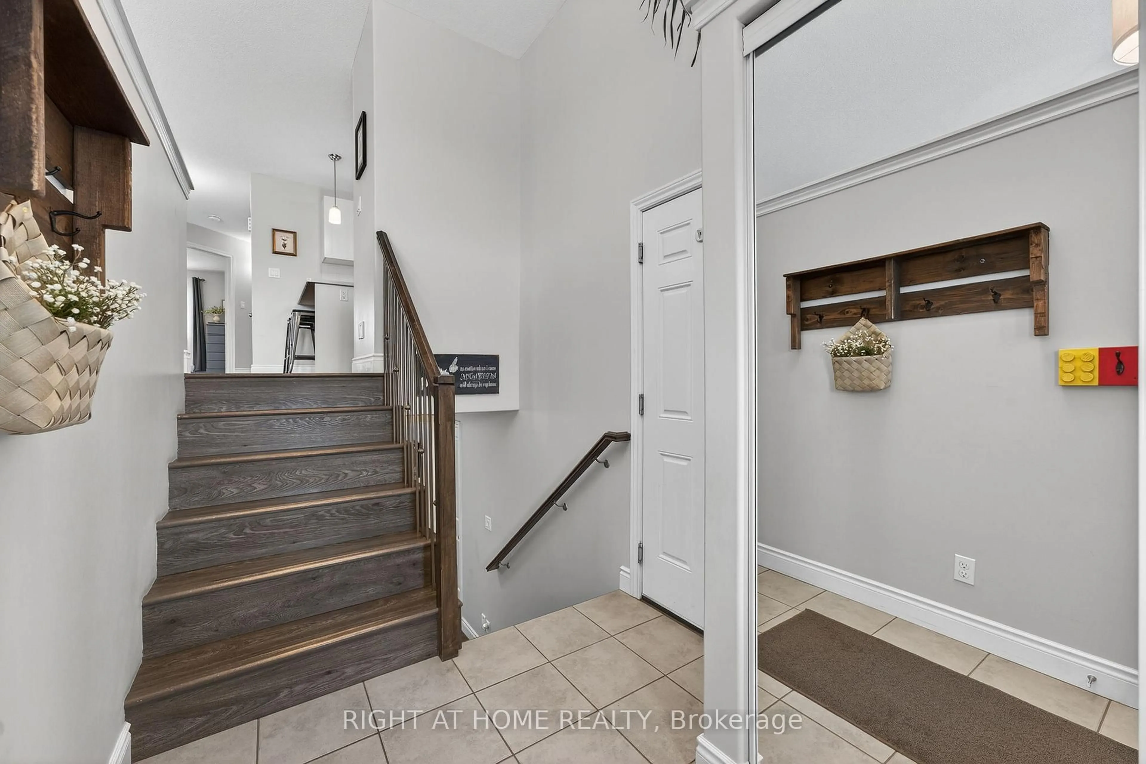 Indoor entryway for 48 Freedom Cres, Quinte West Ontario K8V 0C2