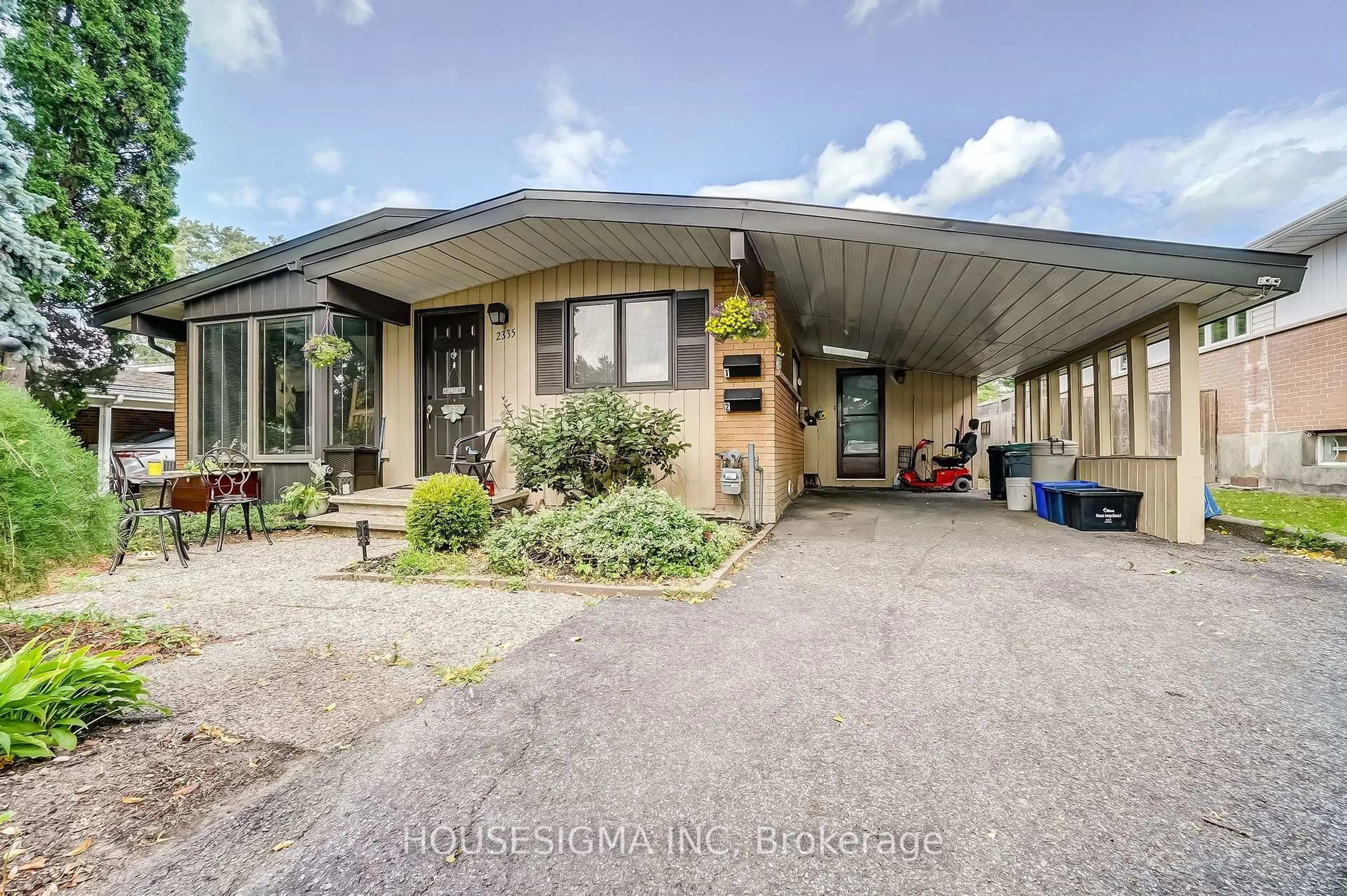 A pic from outside/outdoor area/front of a property/back of a property/a pic from drone, street for 2335 Harding Rd, Ottawa Ontario K1G 3B7