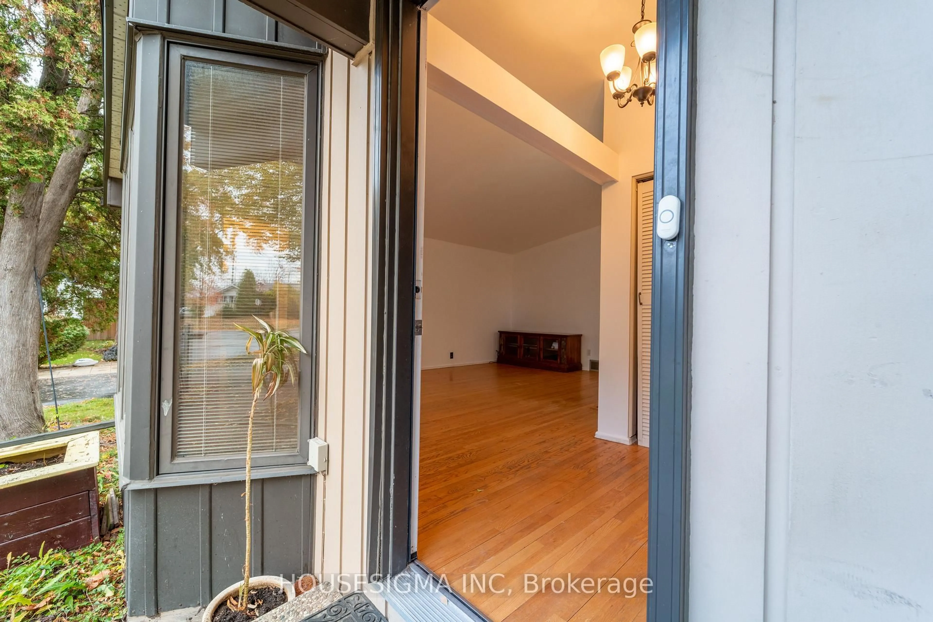 Indoor entryway for 2335 Harding Rd, Ottawa Ontario K1G 3B7