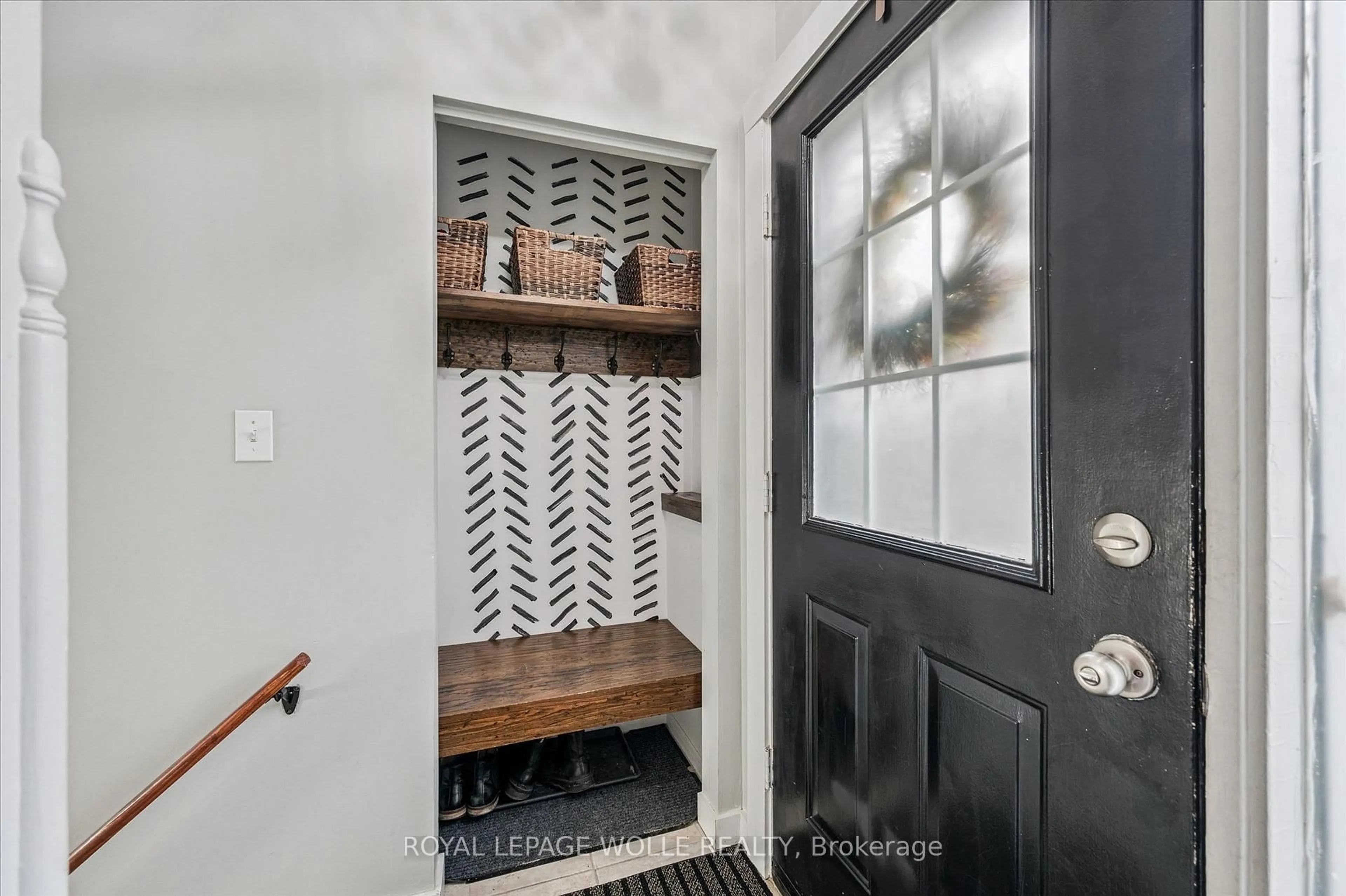 Indoor entryway for 20 Ivy Cres, Brant Ontario N3L 4A9