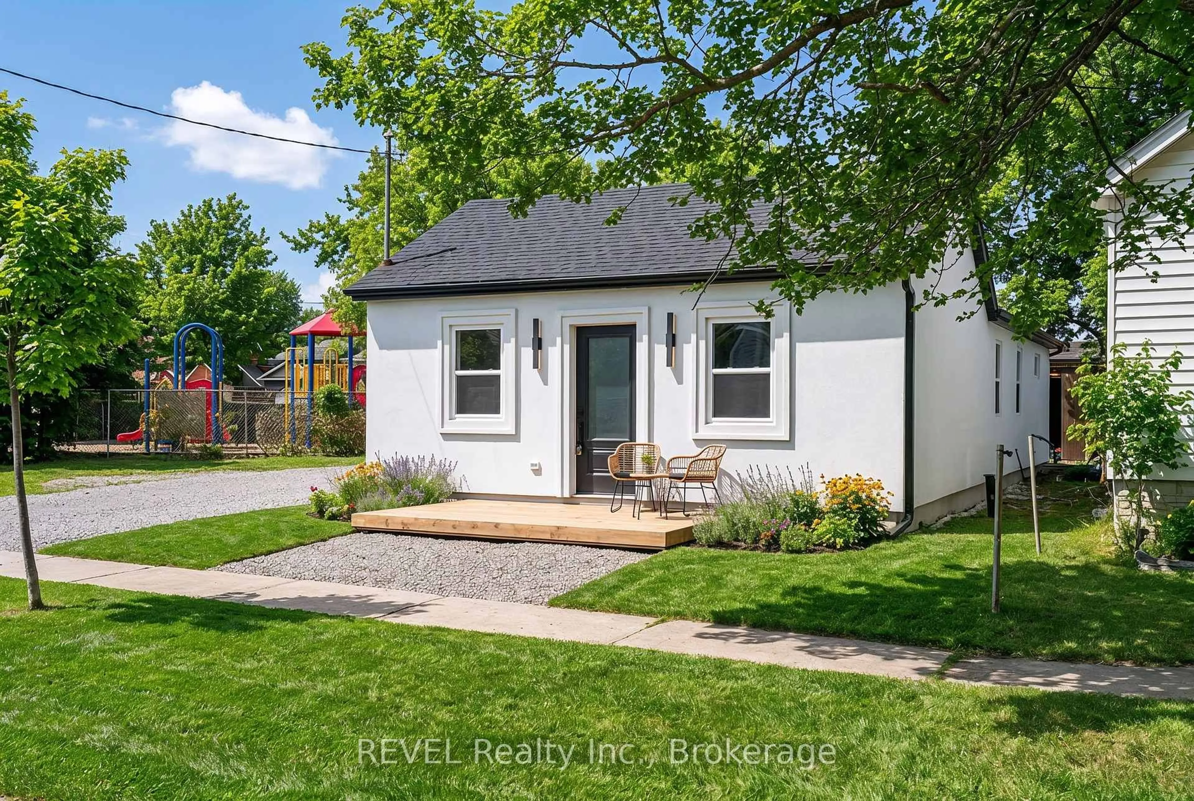 A pic from outside/outdoor area/front of a property/back of a property/a pic from drone, street for 12 Bailey St, St. Catharines Ontario L2S 1J4