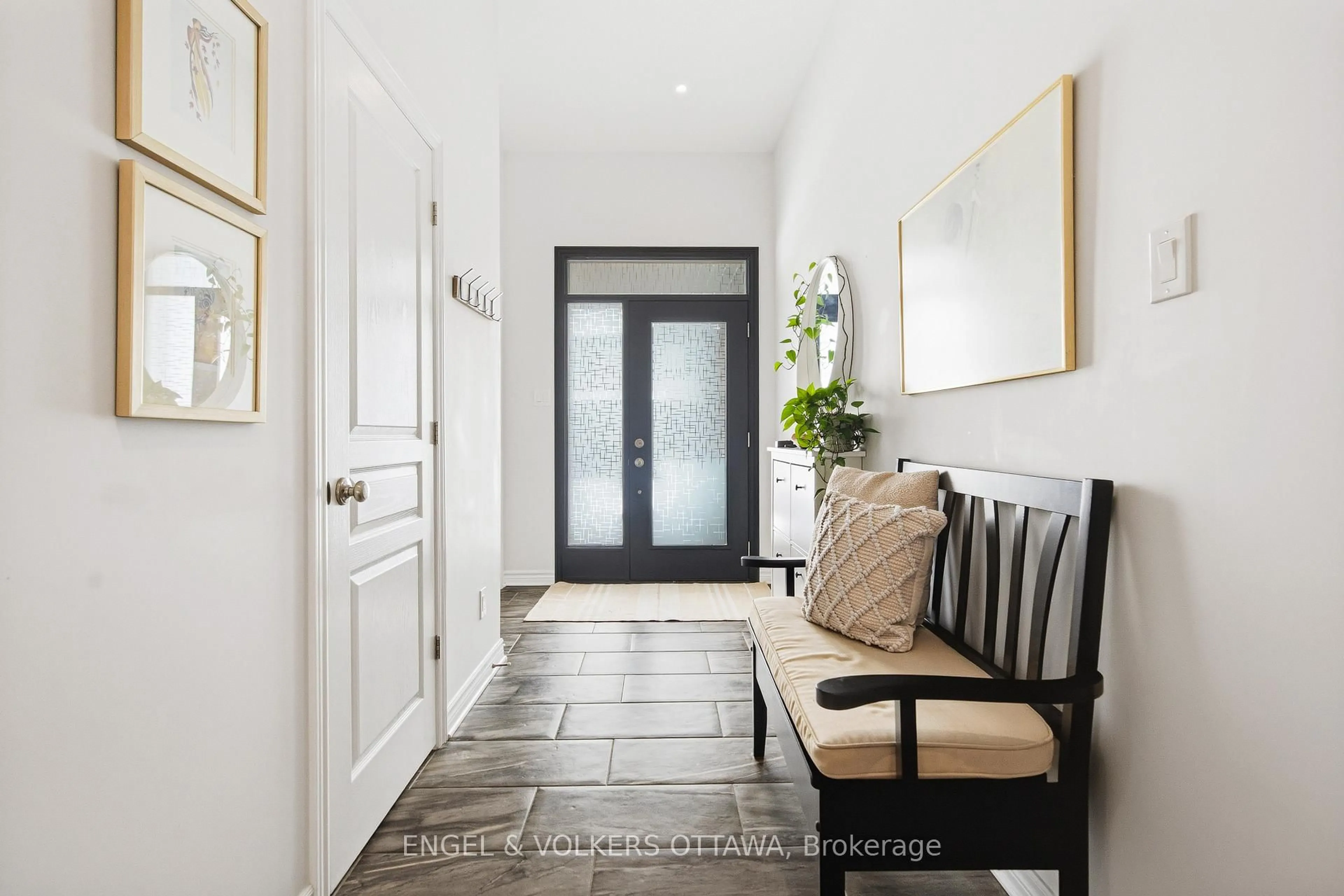 Indoor entryway for 719 Twist Way, Ottawa Ontario K2V 0M8