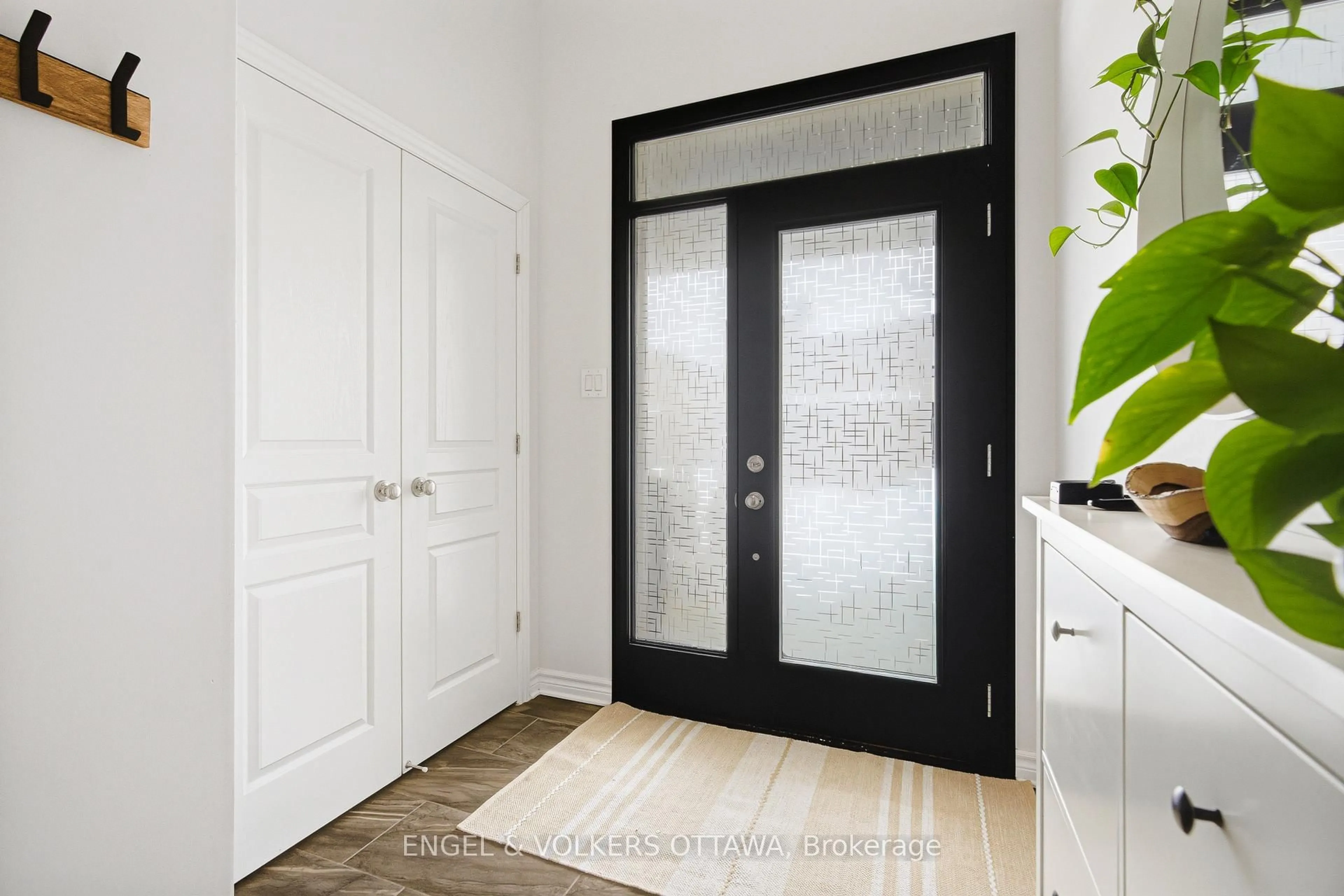 Indoor entryway for 719 Twist Way, Ottawa Ontario K2V 0M8