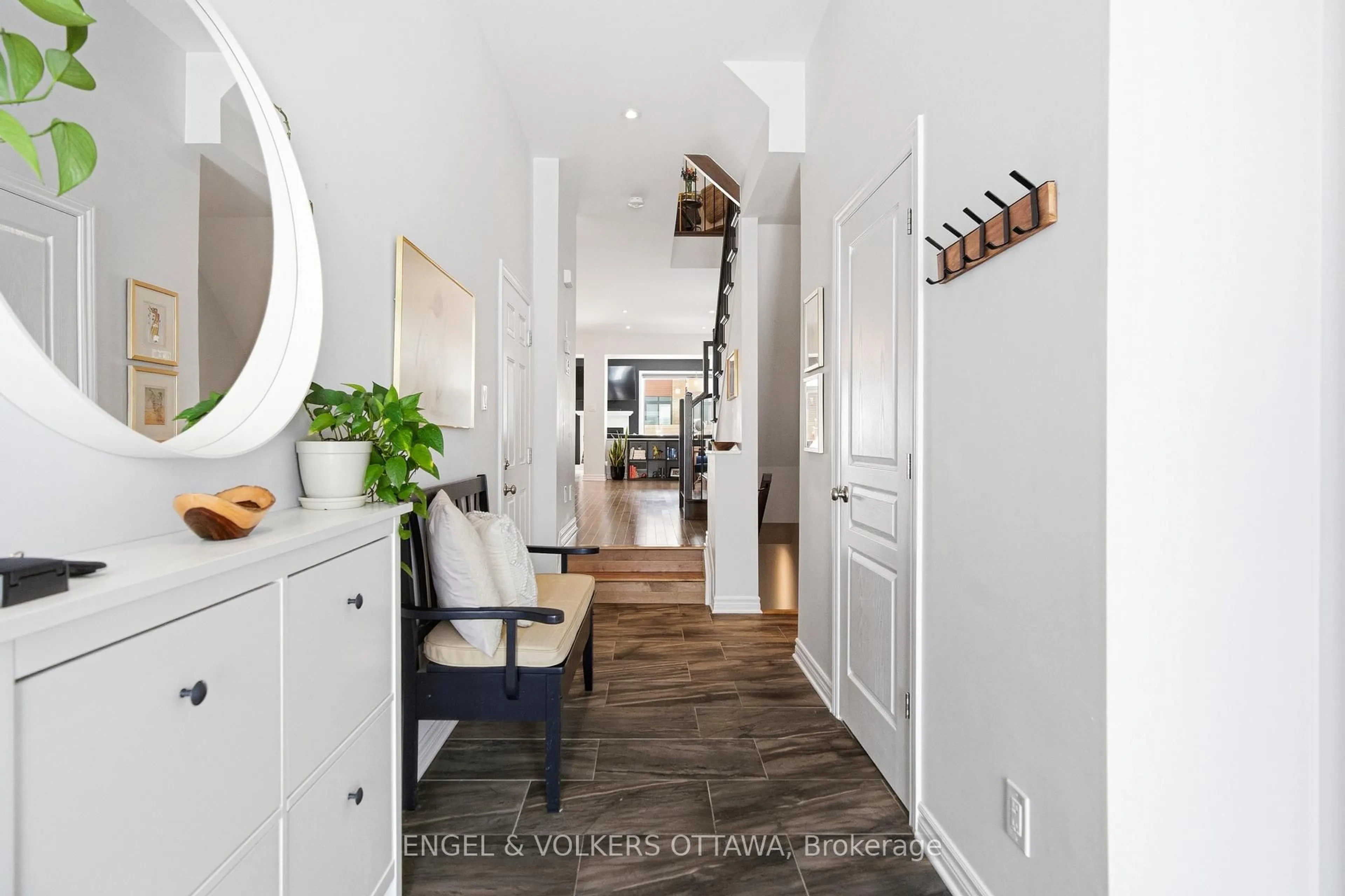 Indoor entryway for 719 Twist Way, Ottawa Ontario K2V 0M8