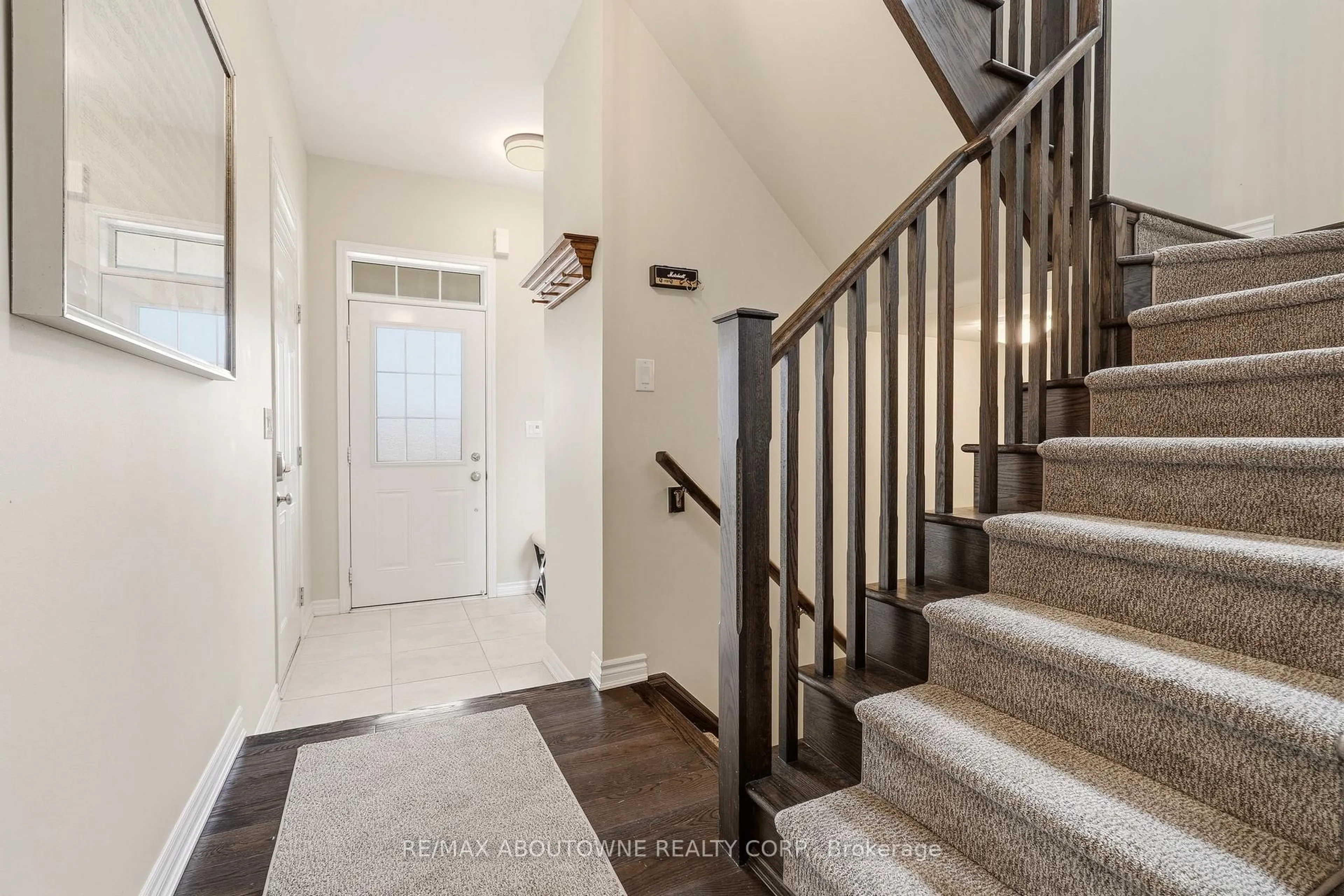 Indoor entryway for 130 Stillwater Cres, Hamilton Ontario L0R 2H1