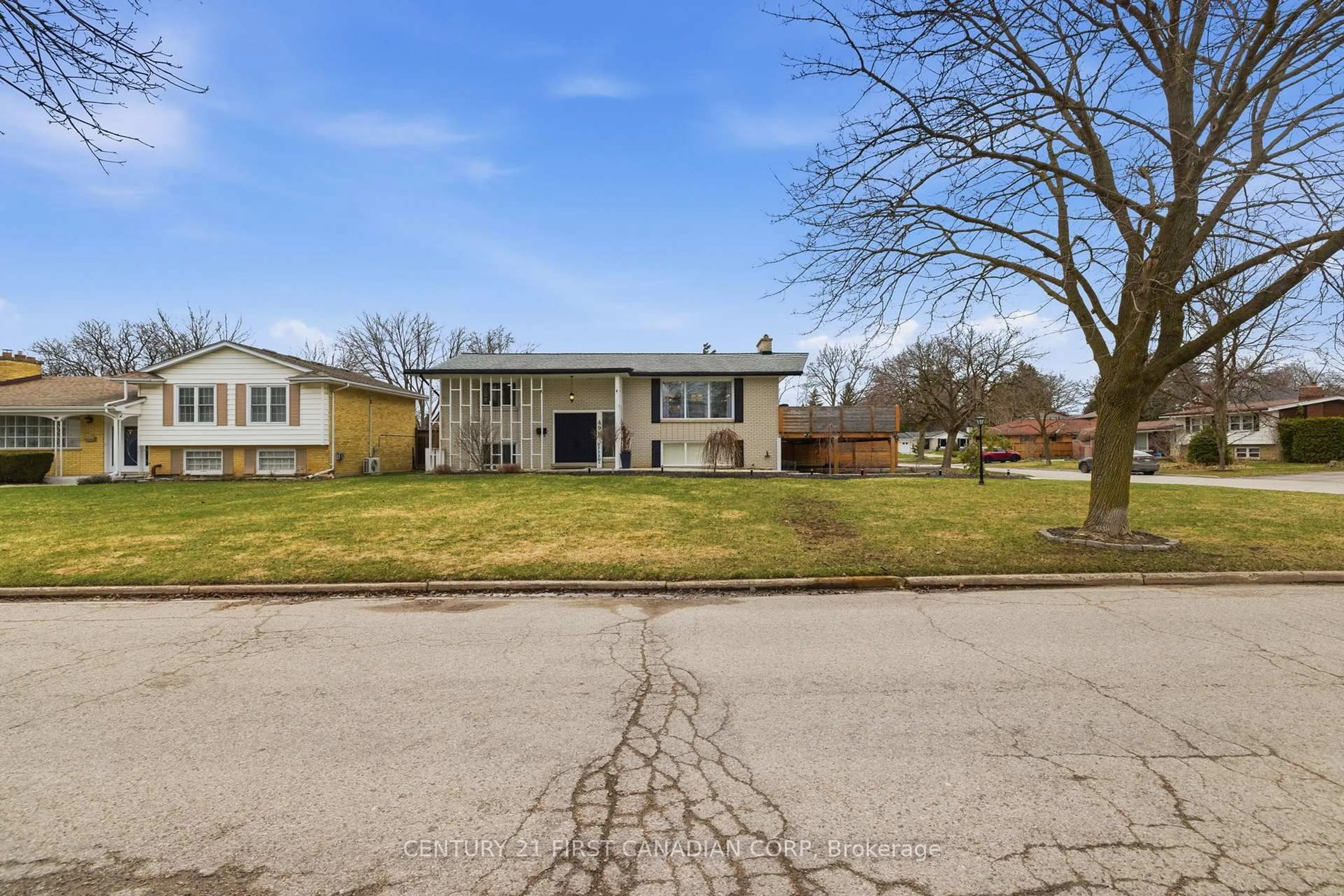 A pic from outside/outdoor area/front of a property/back of a property/a pic from drone, street for 496 Chiddington Ave, London South Ontario N6C 2W2