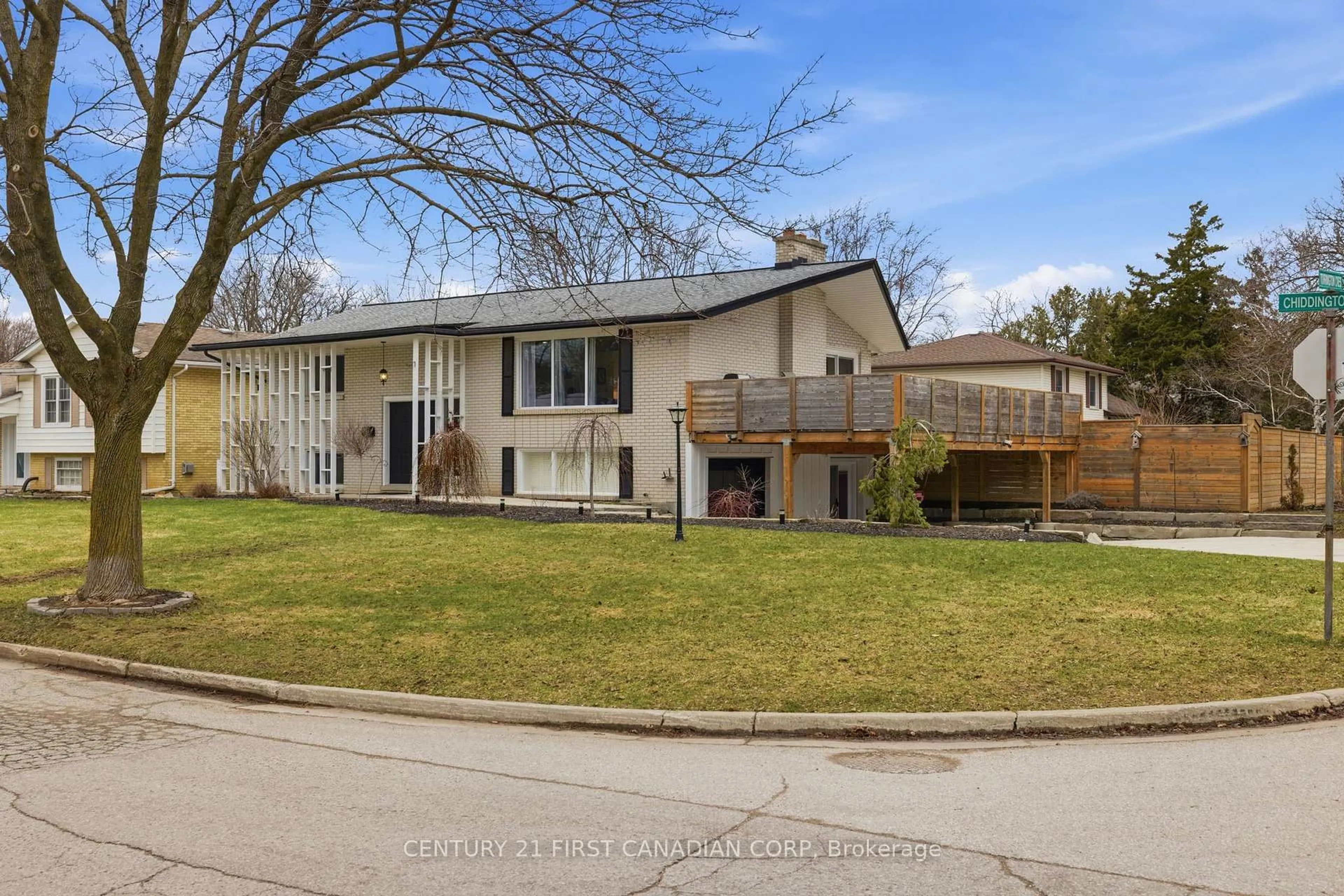 A pic from outside/outdoor area/front of a property/back of a property/a pic from drone, street for 496 Chiddington Ave, London South Ontario N6C 2W2