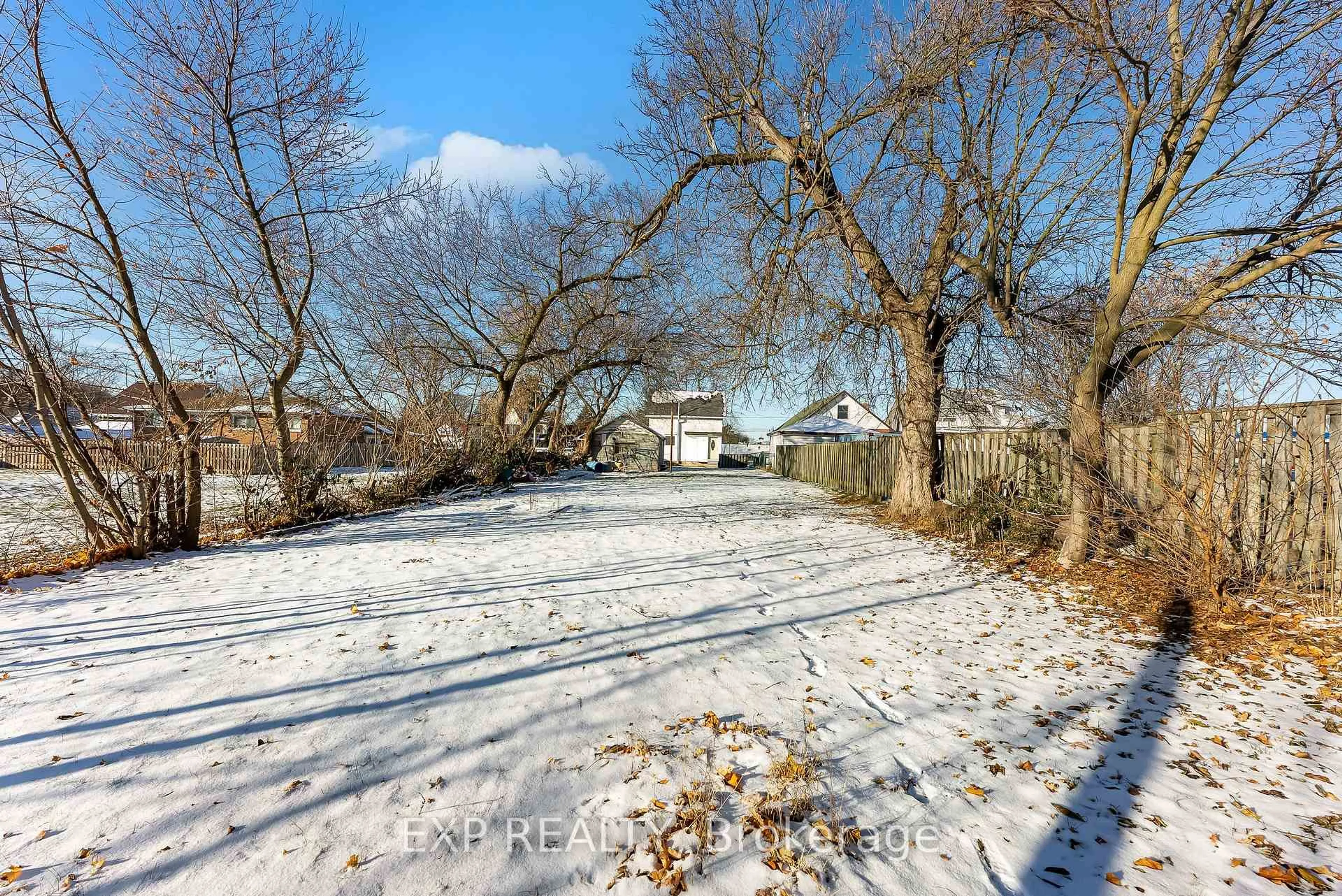 A pic from outside/outdoor area/front of a property/back of a property/a pic from drone, street for 5932 Carlton Ave, Niagara Falls Ontario L2G 5J5