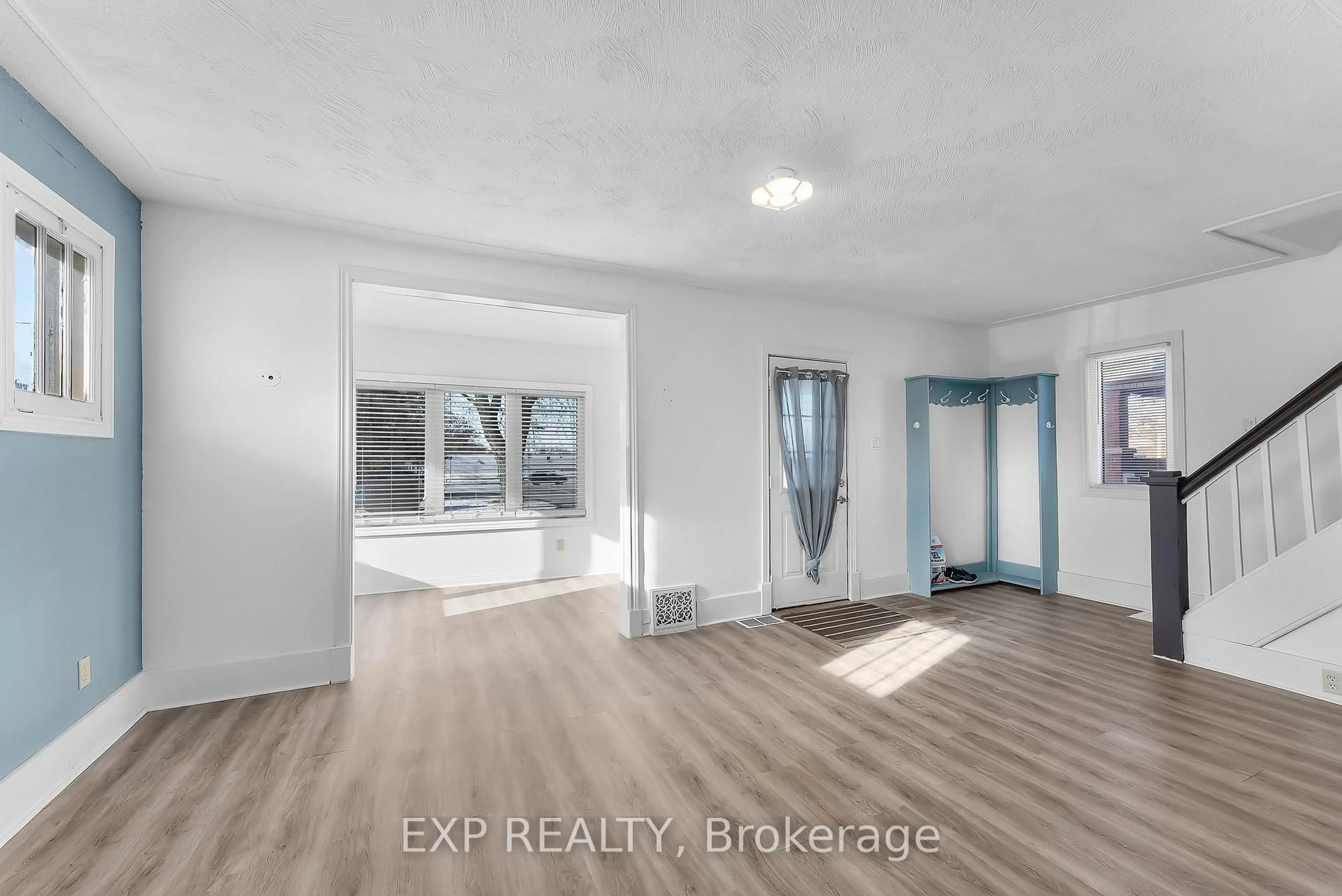 Indoor entryway for 5932 Carlton Ave, Niagara Falls Ontario L2G 5J5