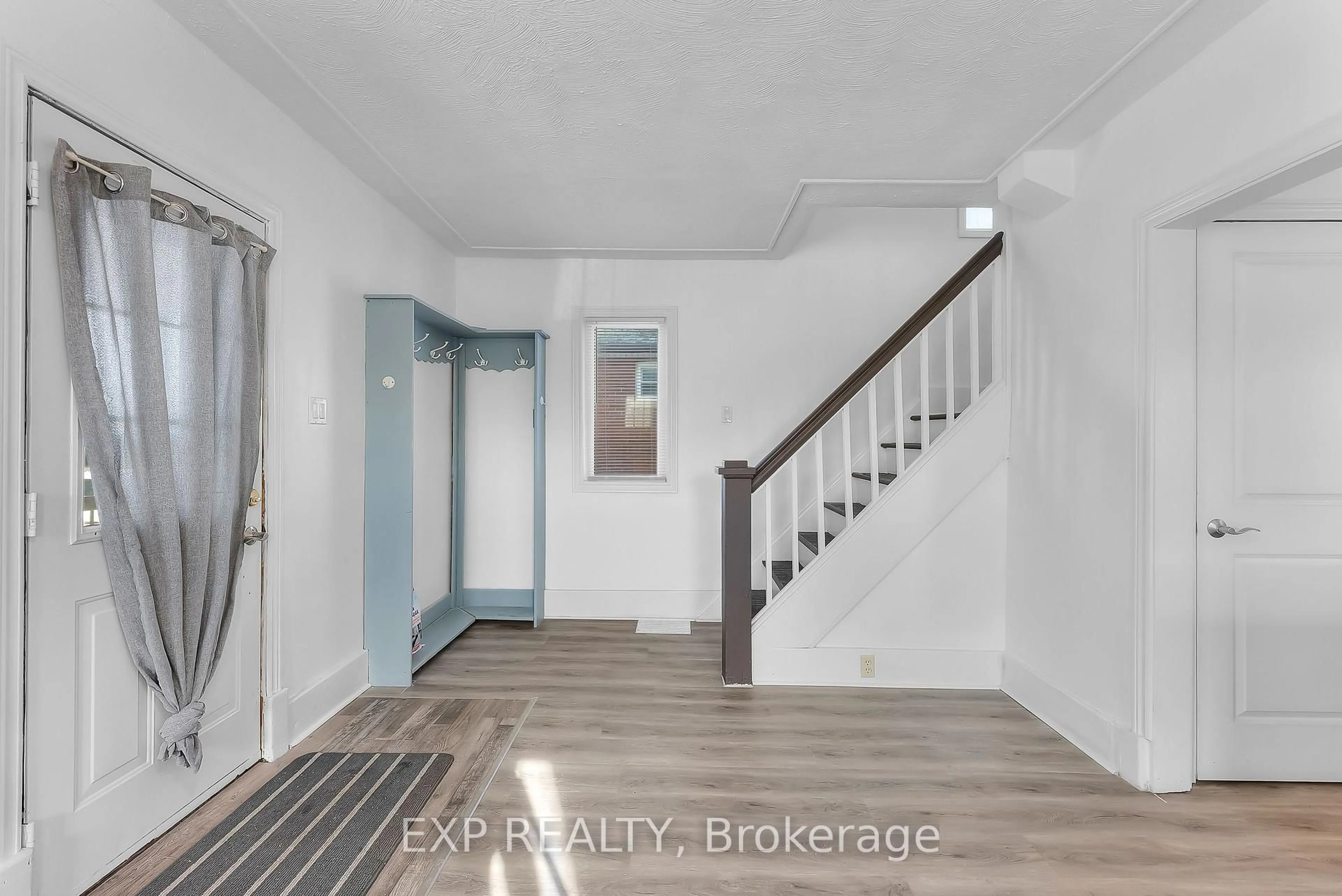 Indoor entryway for 5932 Carlton Ave, Niagara Falls Ontario L2G 5J5