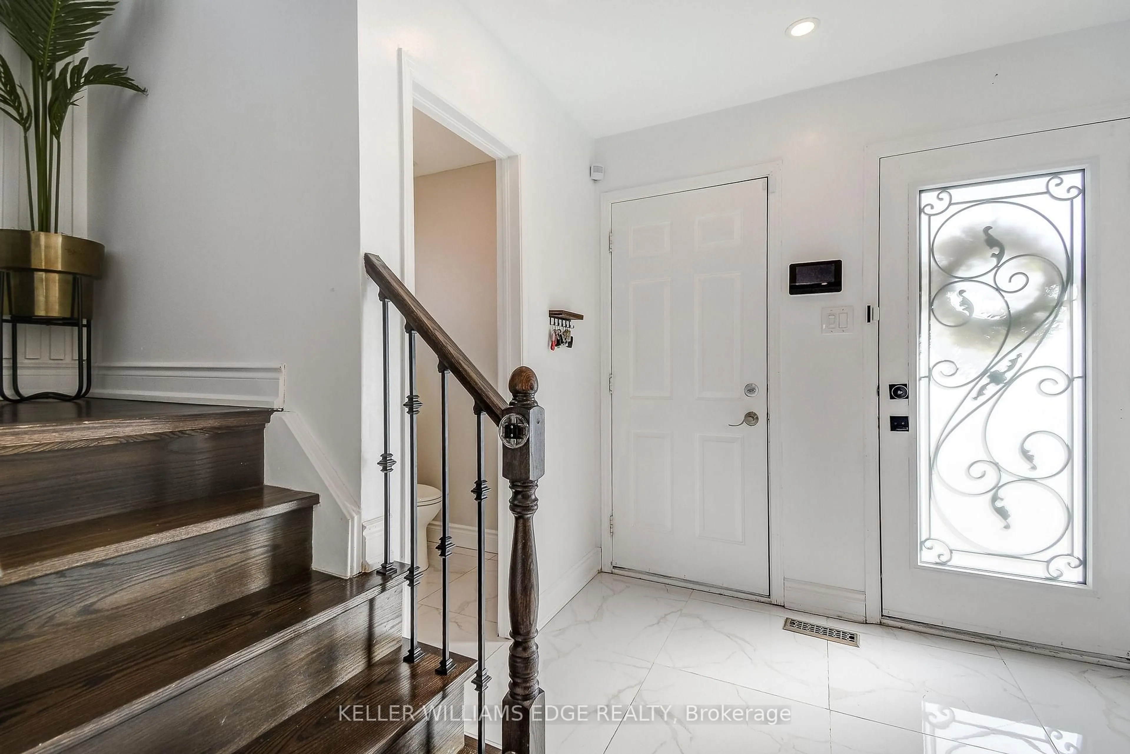 Indoor entryway for 18 Desantis Crt, Hamilton Ontario L8W 3A9
