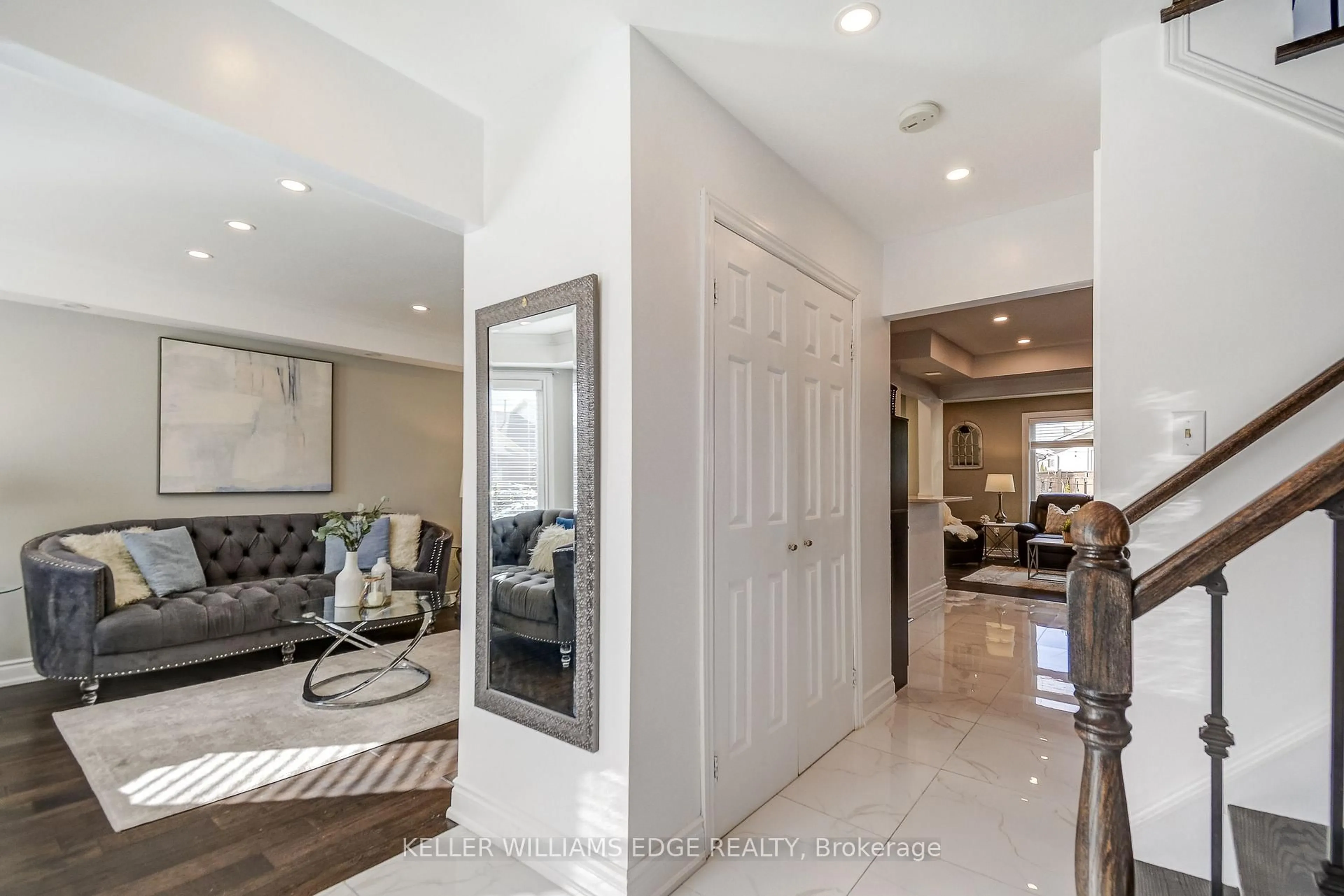 Indoor entryway for 18 Desantis Crt, Hamilton Ontario L8W 3A9