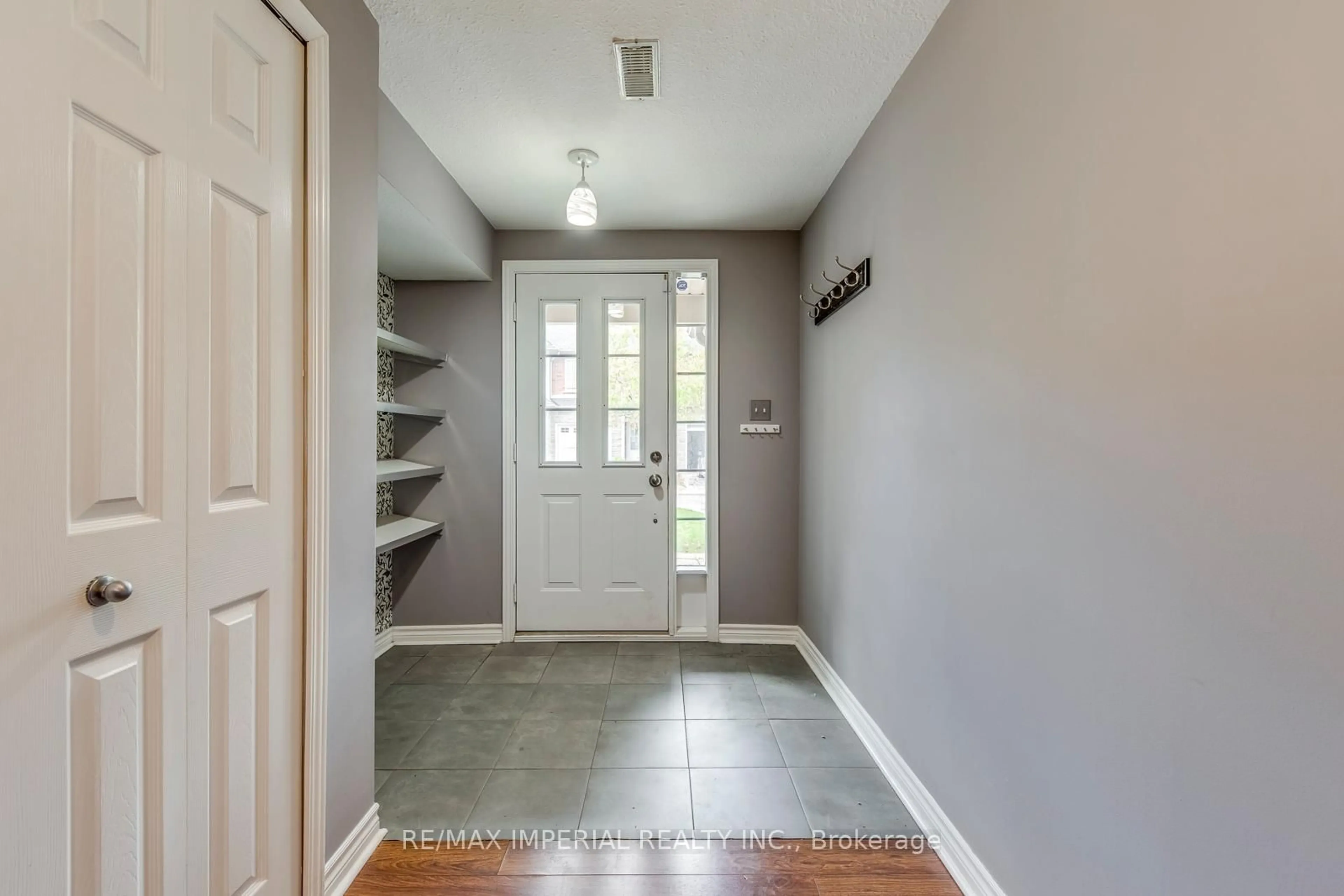 Indoor entryway for 7 Southside Pl #25, Hamilton Ontario L9C 7W6