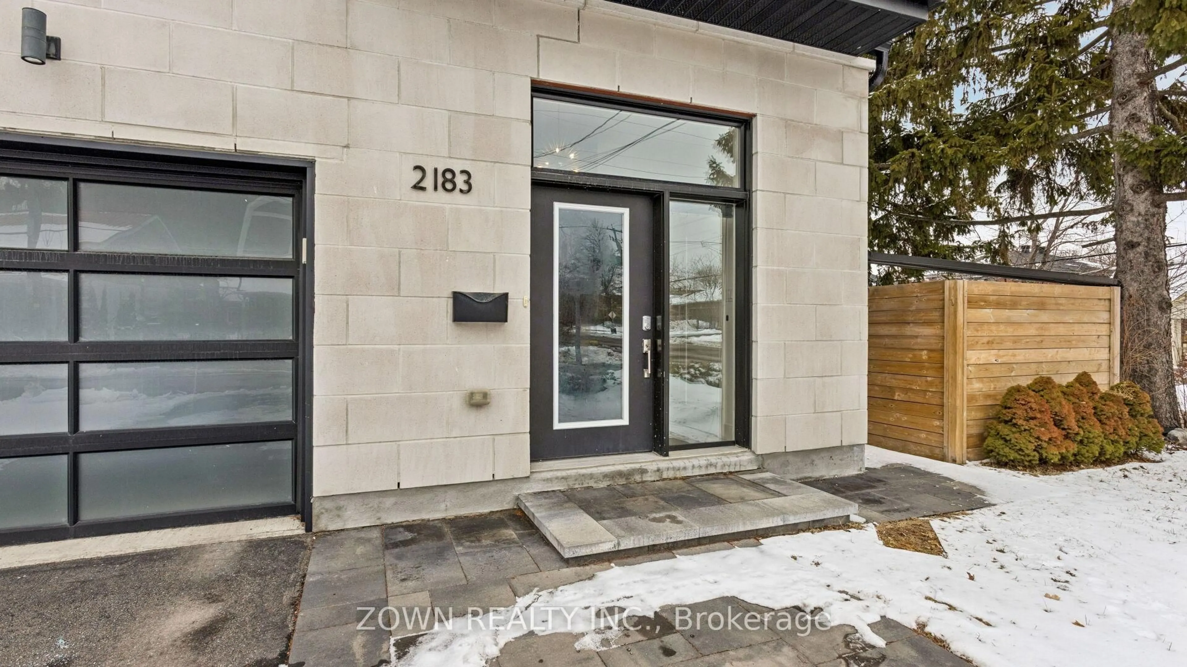 Indoor entryway for 2183 Deschenes St, Ottawa Ontario K2B 6N2