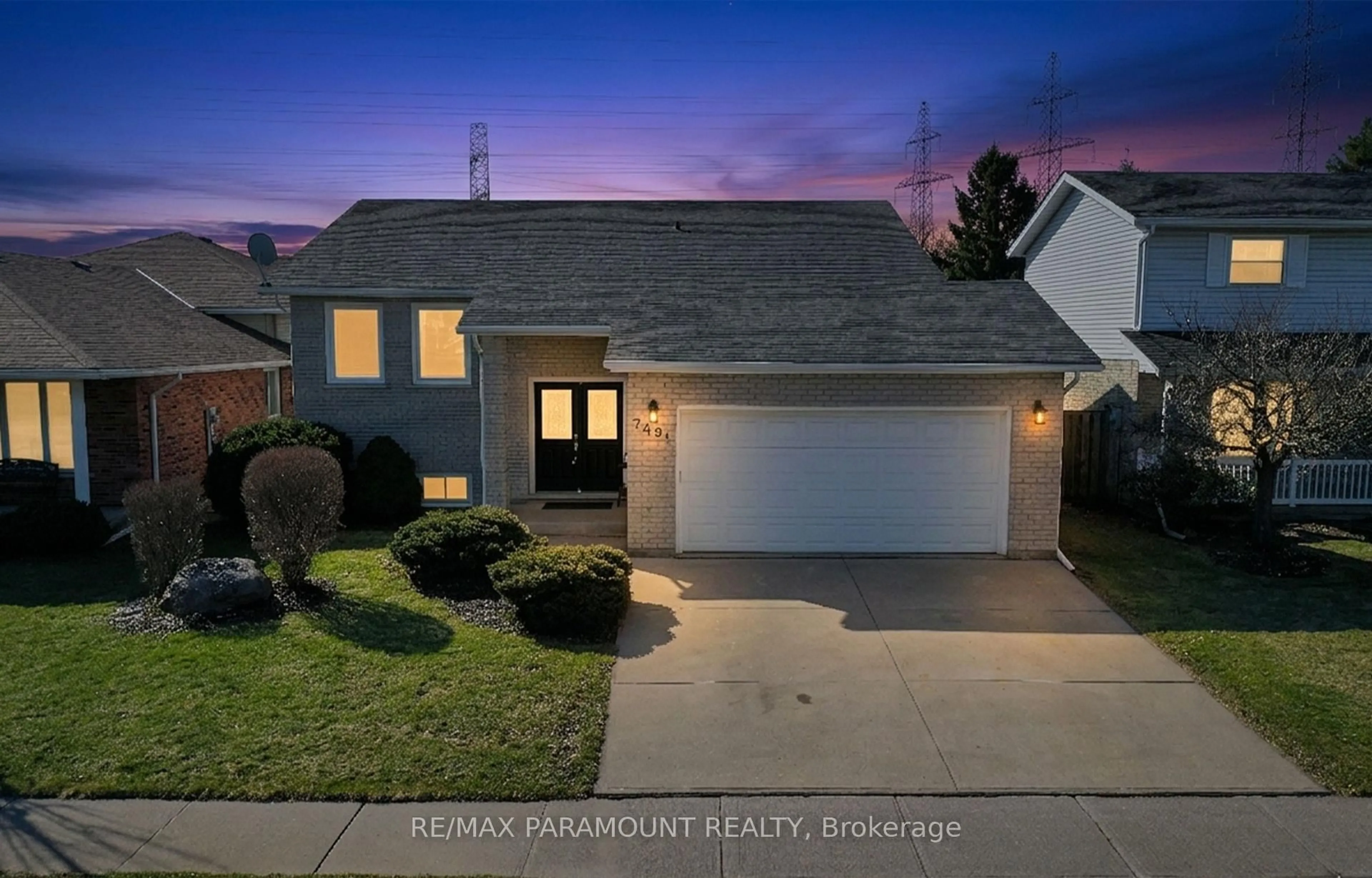 A pic from outside/outdoor area/front of a property/back of a property/a pic from drone, street for 7491 Scholfield Rd, Niagara Falls Ontario L2J 4E5