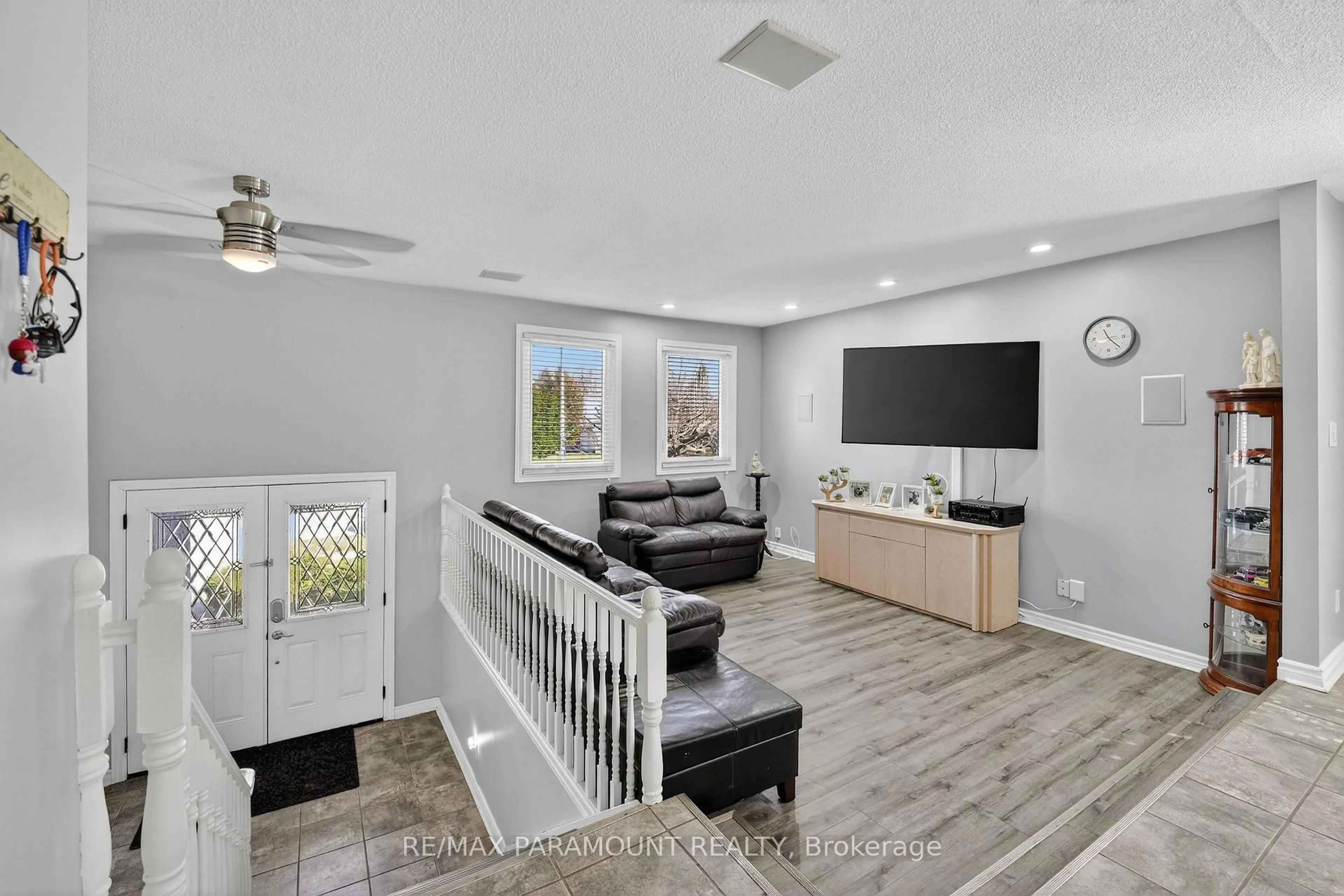 Living room with furniture, unknown for 7491 Scholfield Rd, Niagara Falls Ontario L2J 4E5