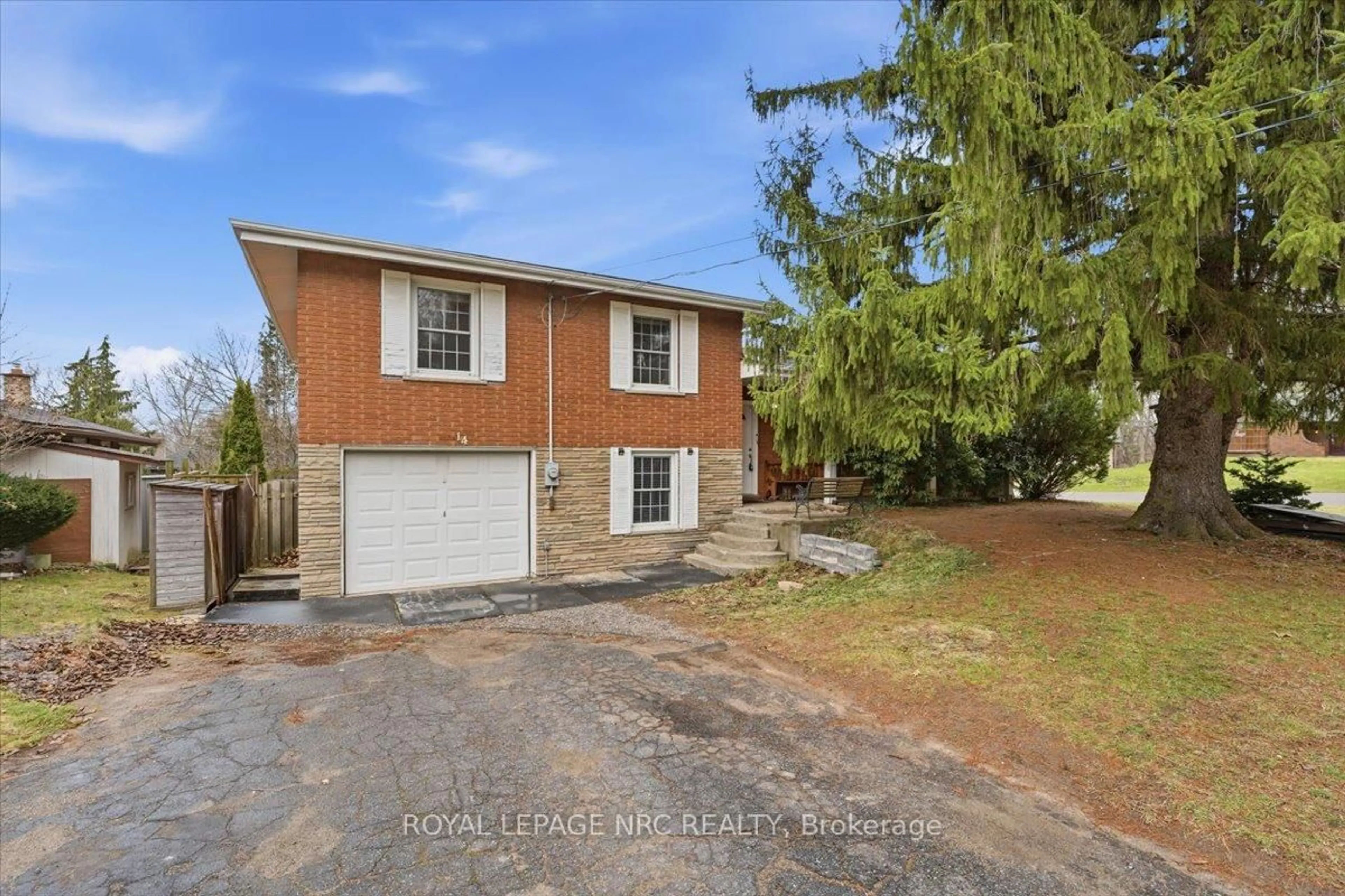 A pic from outside/outdoor area/front of a property/back of a property/a pic from drone, street for 14 Valiant St, Pelham Ontario L0S 1E0