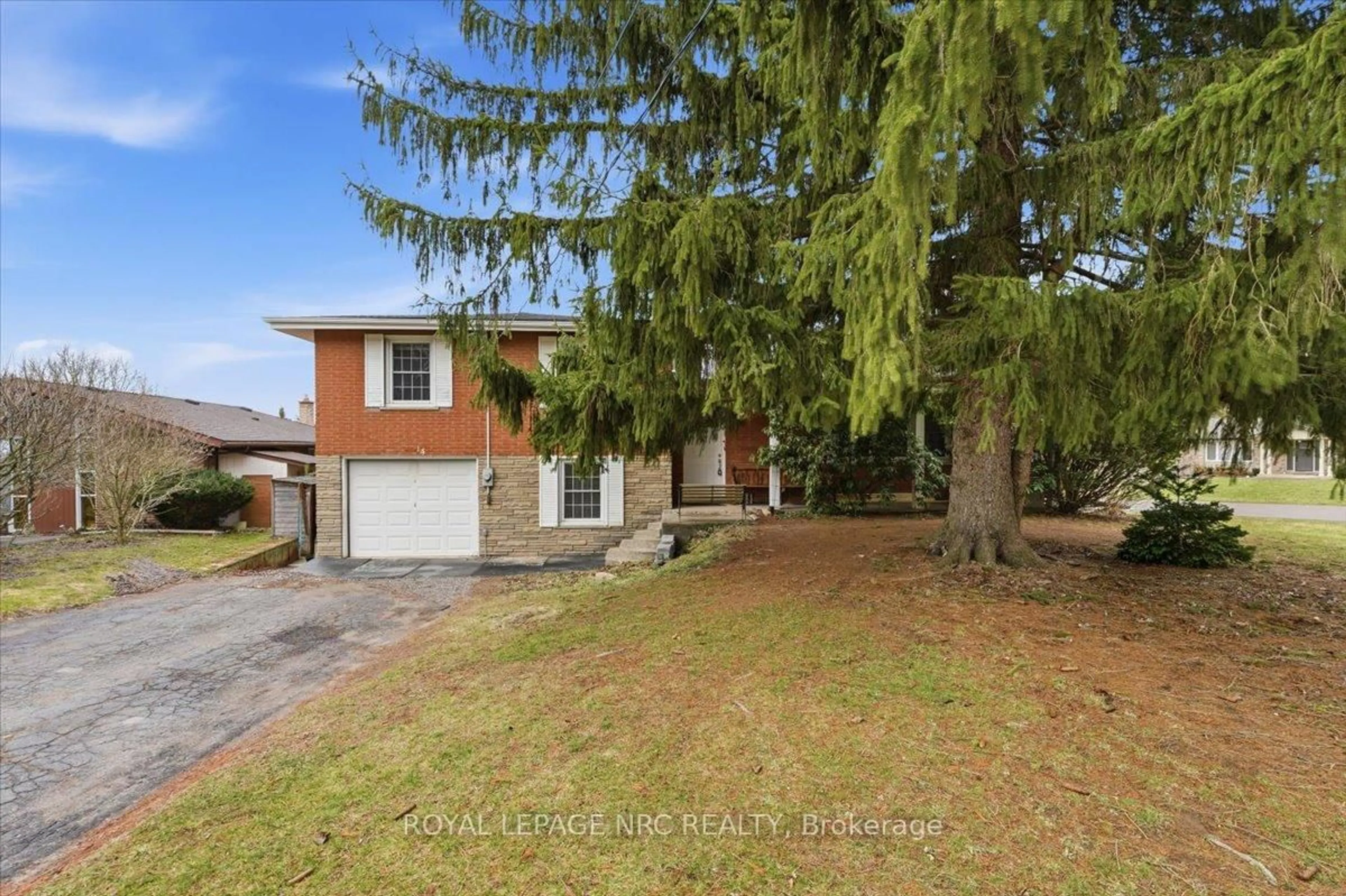 A pic from outside/outdoor area/front of a property/back of a property/a pic from drone, street for 14 Valiant St, Pelham Ontario L0S 1E0