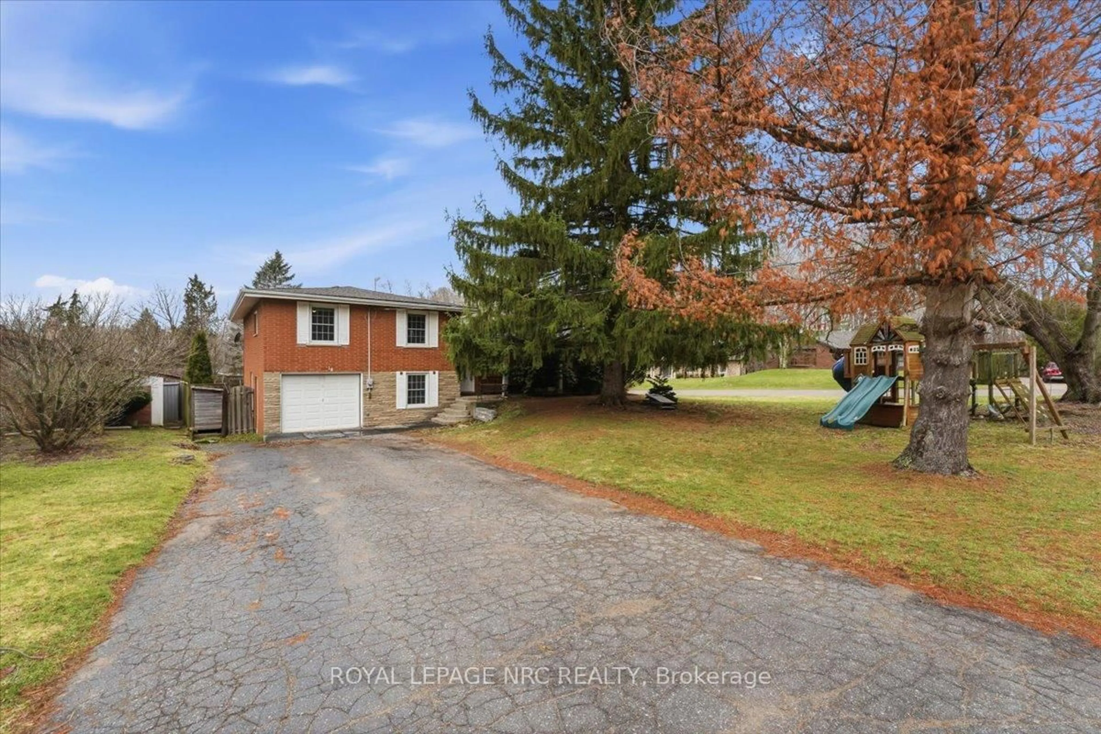 A pic from outside/outdoor area/front of a property/back of a property/a pic from drone, street for 14 Valiant St, Pelham Ontario L0S 1E0