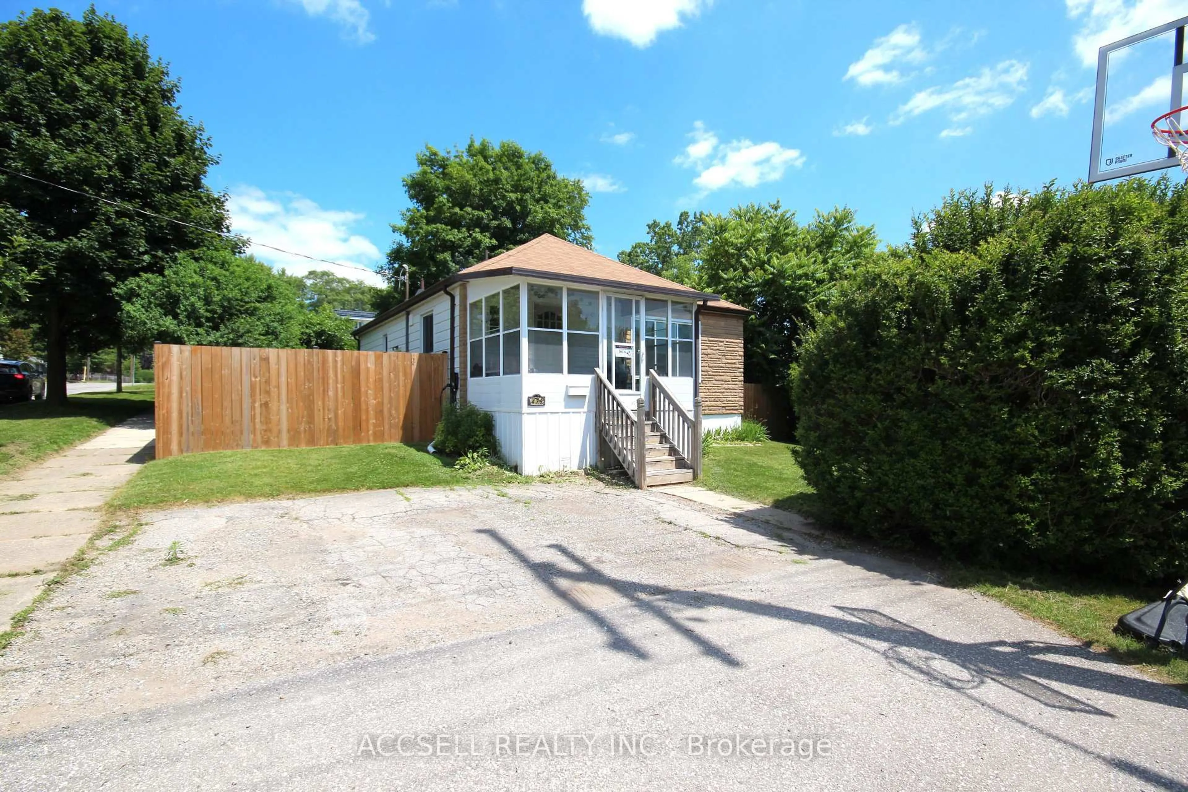 Shed for 478 Mccormick Blvd, London East Ontario N5W 4C5