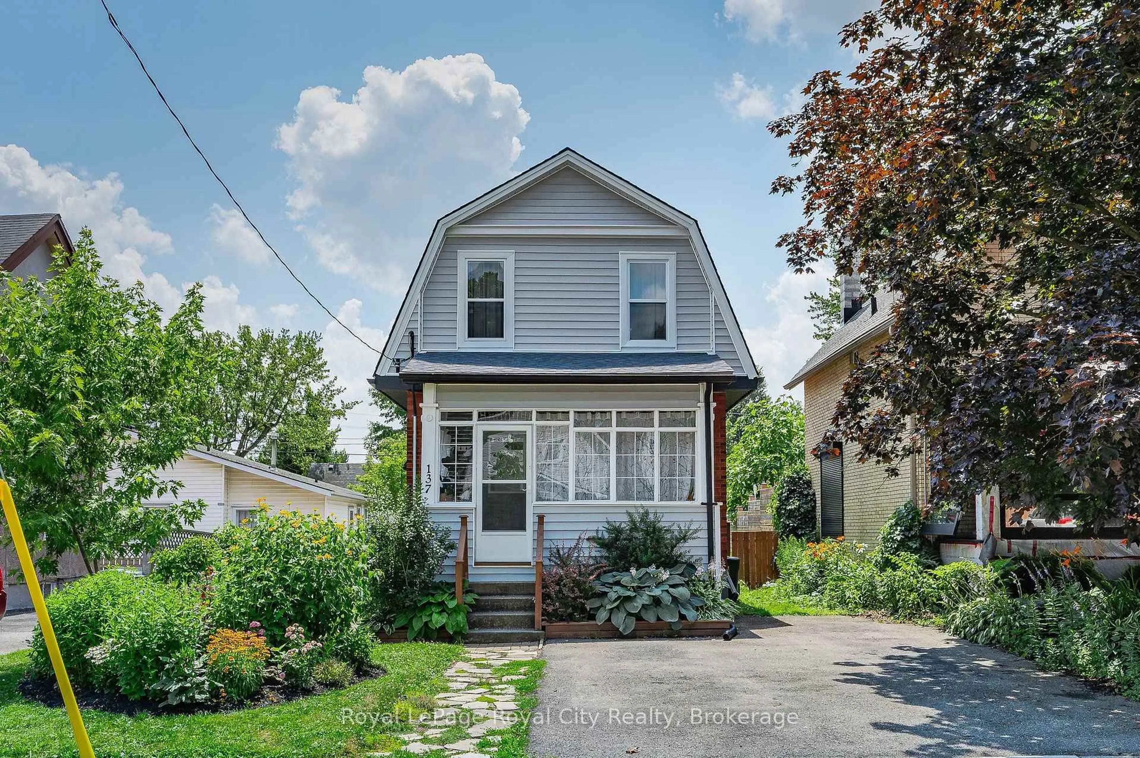 Home with vinyl exterior material, street for 137 Perth St, Stratford Ontario N5A 3Y1