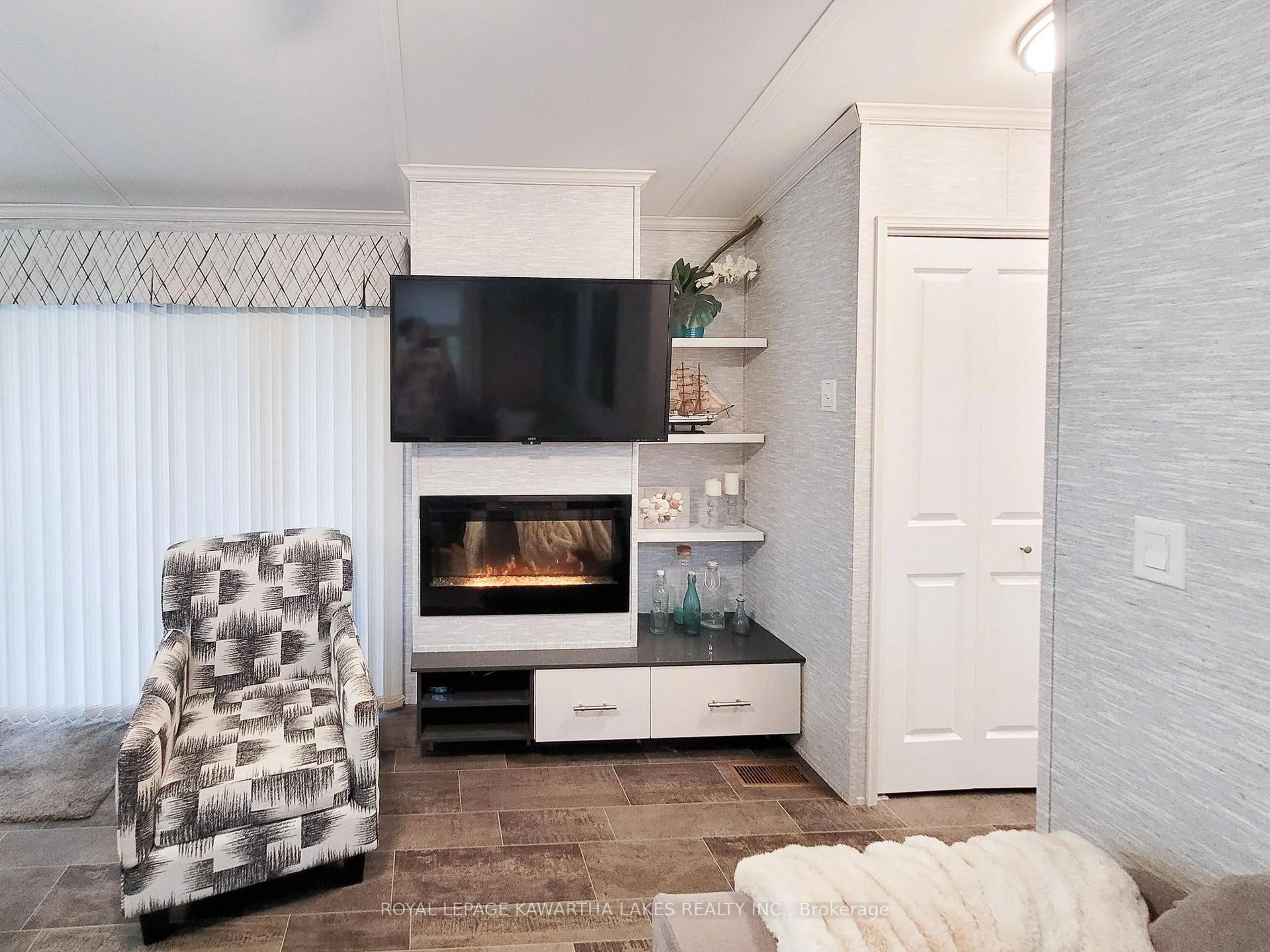 Living room with furniture, wood/laminate floor for 657 Thunder Bridge Rd #WV19, Kawartha Lakes Ontario K9V 4R1