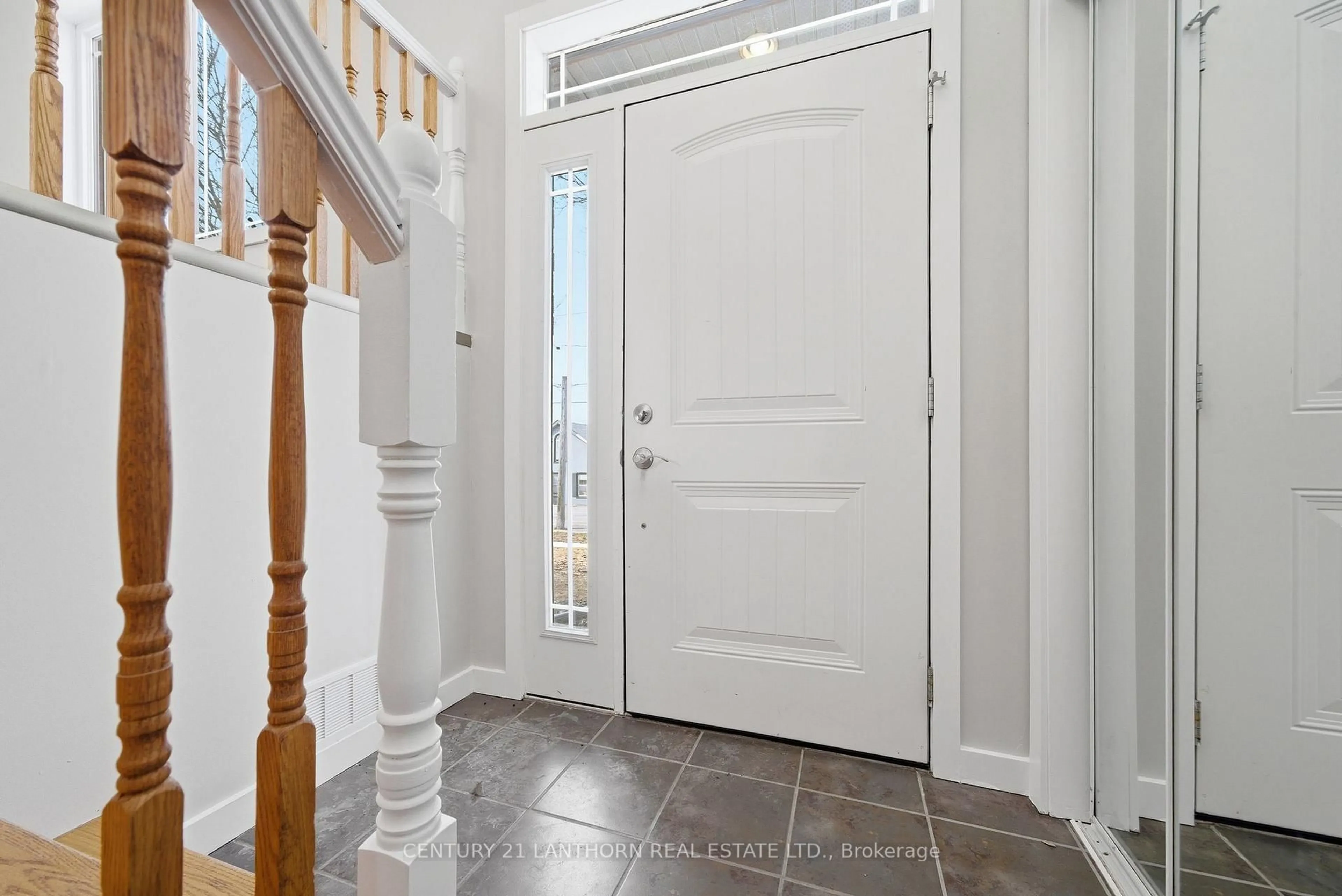 Indoor entryway for 152 Cannifton Rd, Belleville Ontario K8P 2T1