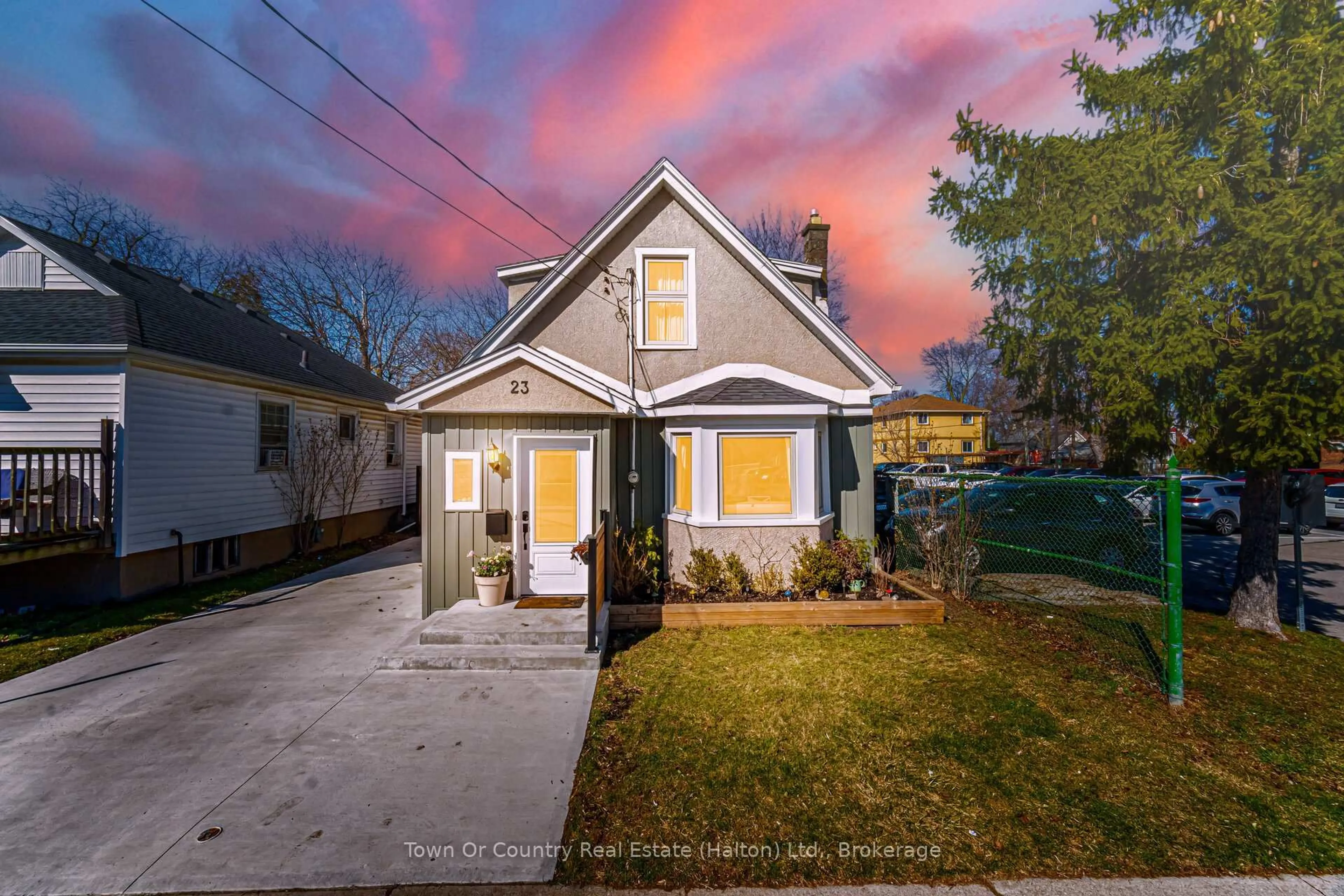 Home with vinyl exterior material, street for 23 Prince St, St. Catharines Ontario L2R 3X6