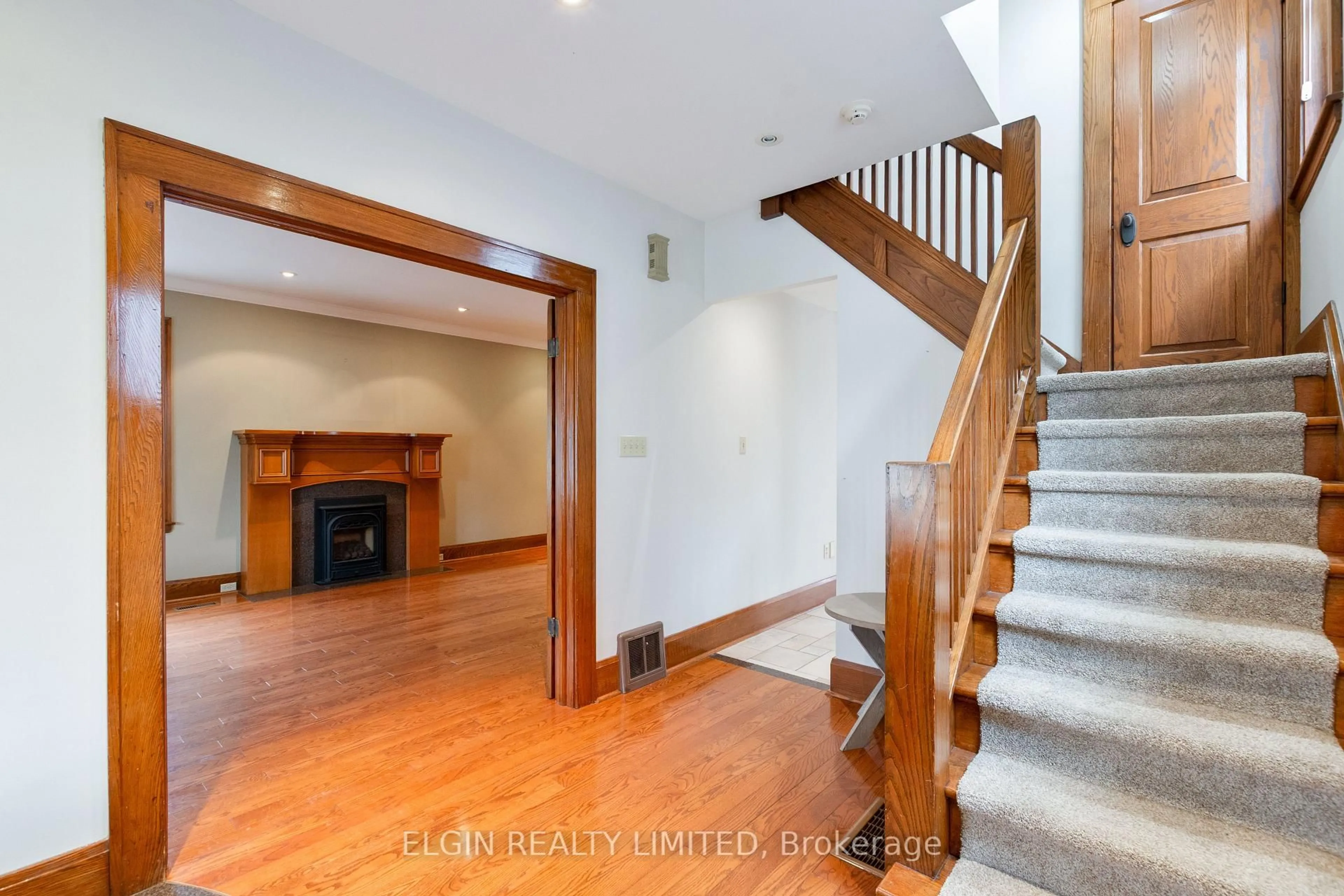 Indoor foyer for 15 Margaret St, St. Thomas Ontario N5R 3H6