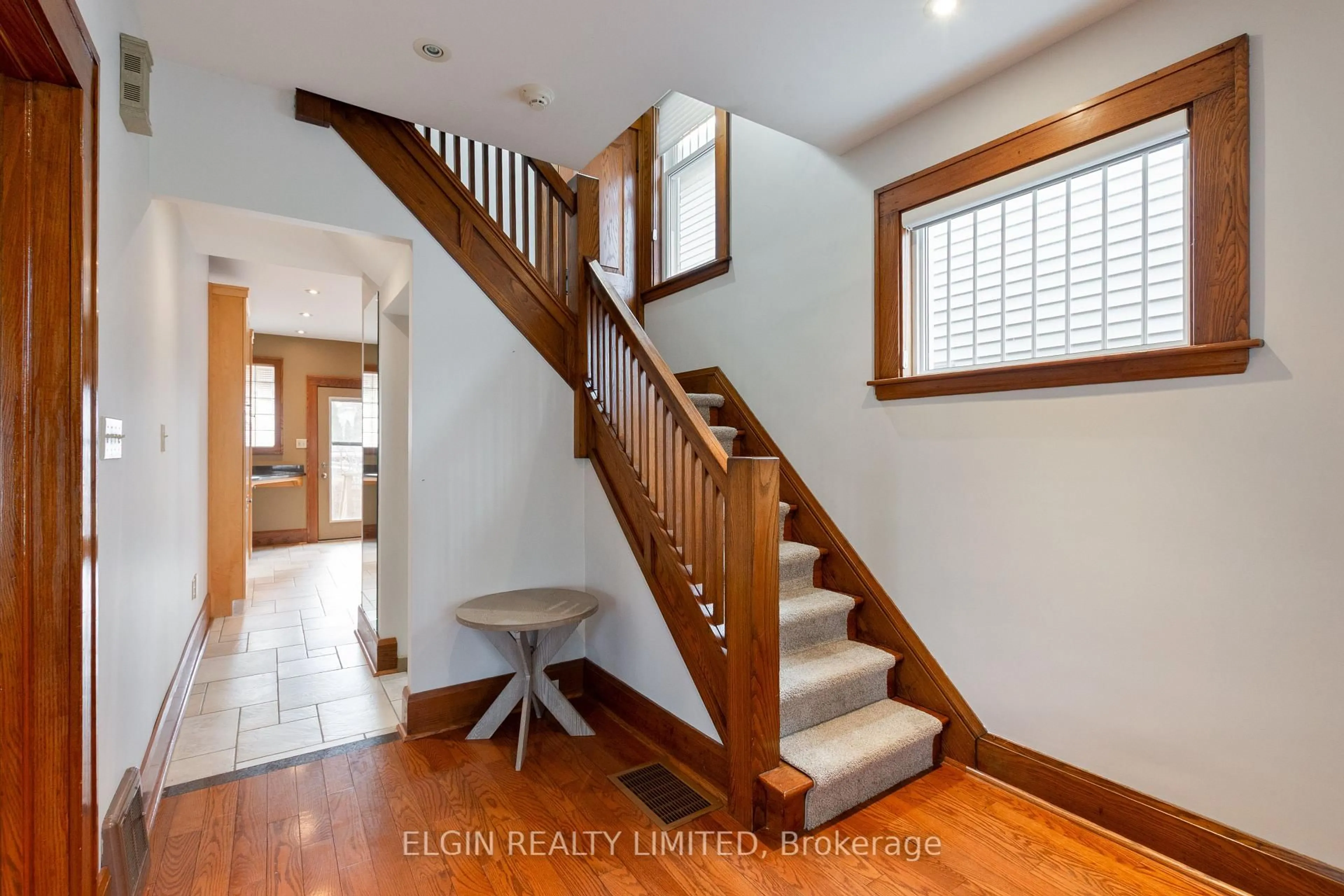 Indoor entryway for 15 Margaret St, St. Thomas Ontario N5R 3H6