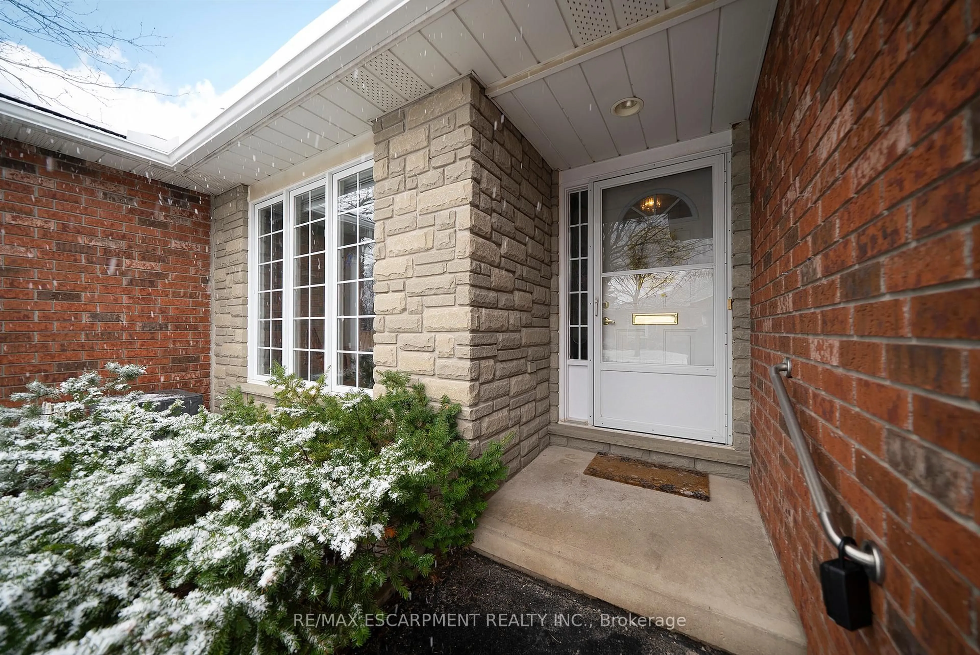 Indoor entryway for 146 North Park St #9, Brantford Ontario N3R 4K5