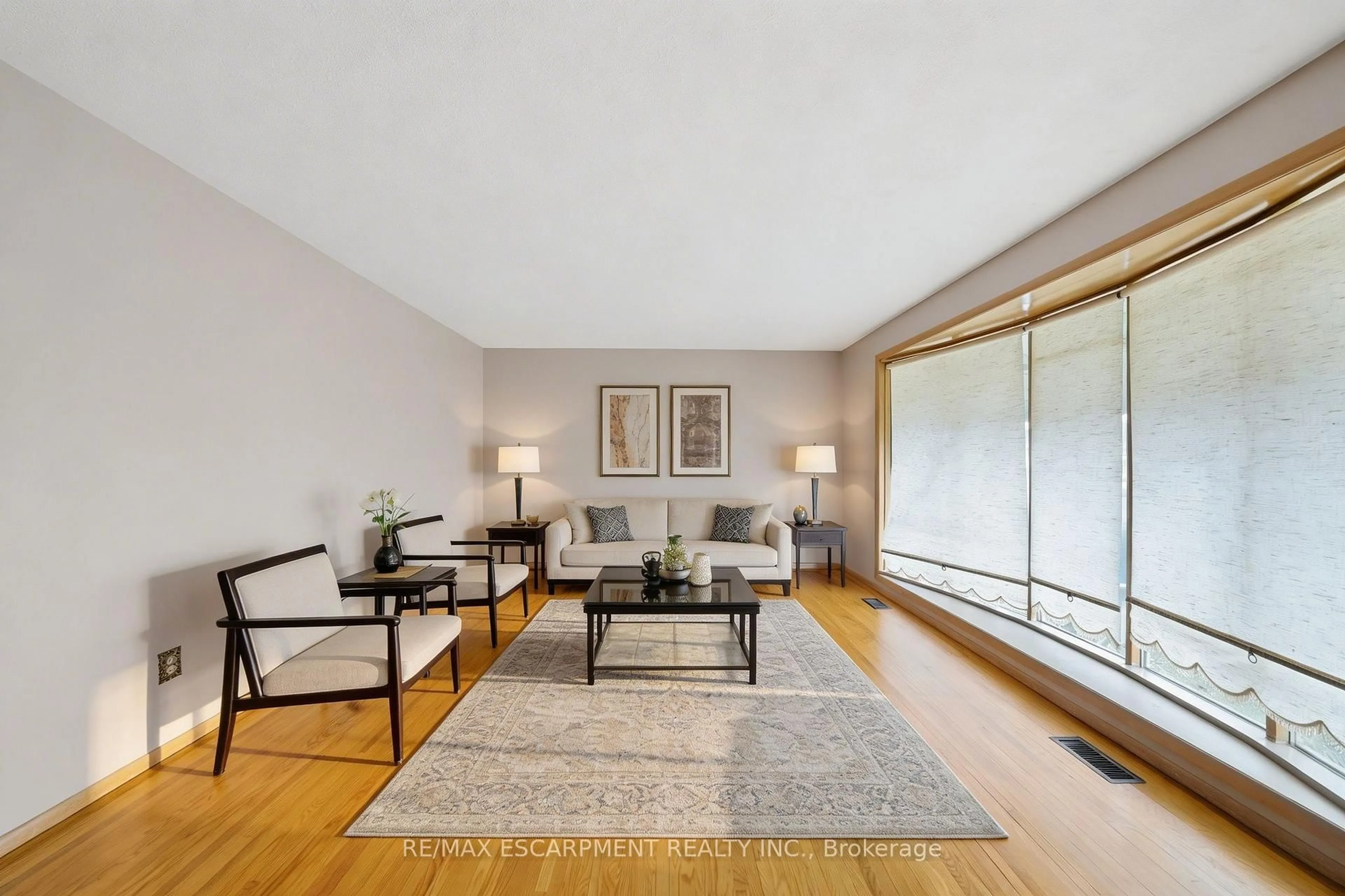 Living room with furniture, wood/laminate floor for 136 Cromwell Cres, Hamilton Ontario L8G 2G2