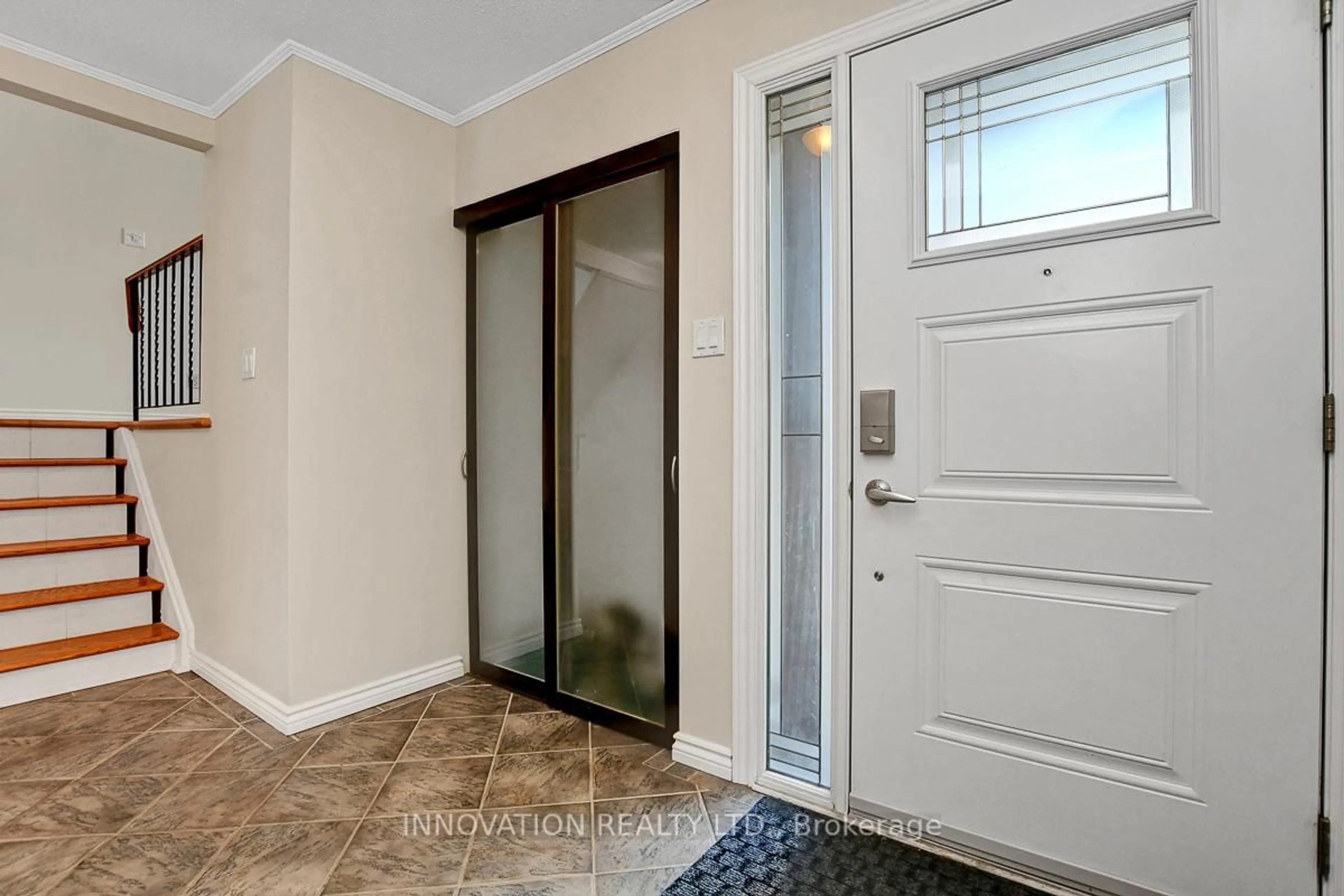 Indoor entryway for 25 Equestrian Dr, Ottawa Ontario K2M 1B8