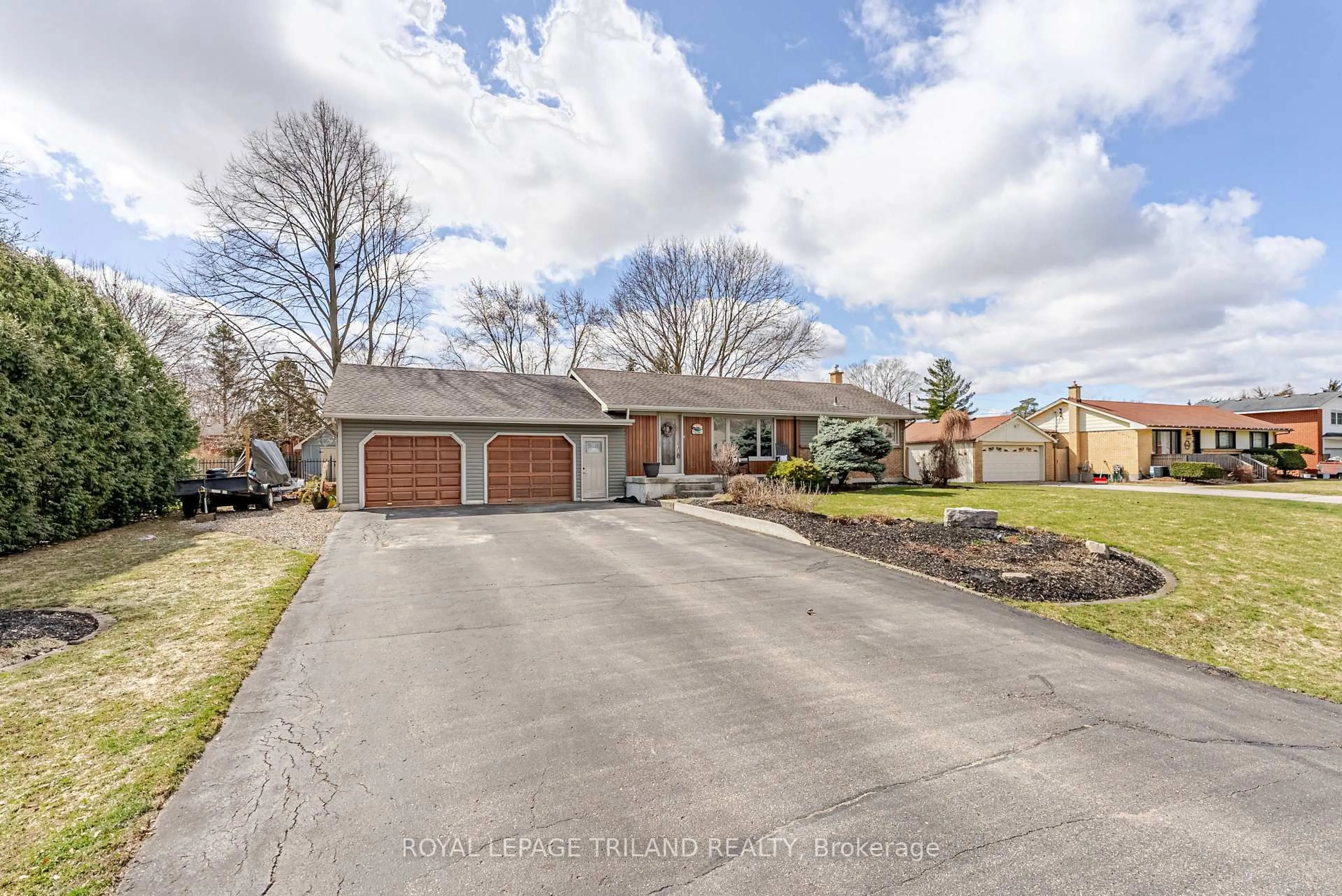 A pic from outside/outdoor area/front of a property/back of a property/a pic from drone, street for 231 Thames Cres, Thames Centre Ontario N0L 1G0