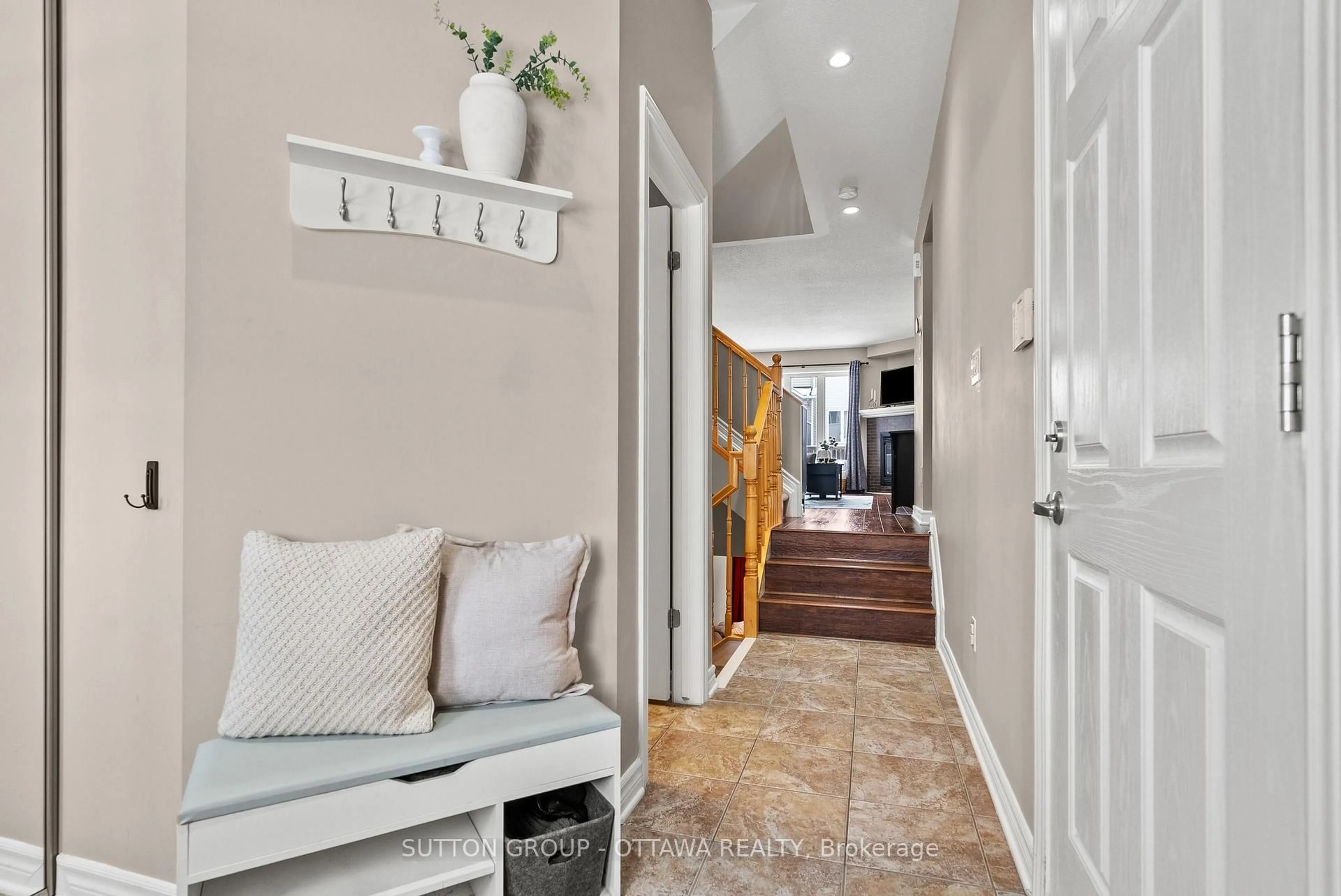 Indoor entryway for 682 PAUL METIVIER Dr, Ottawa Ontario K2J 2T4