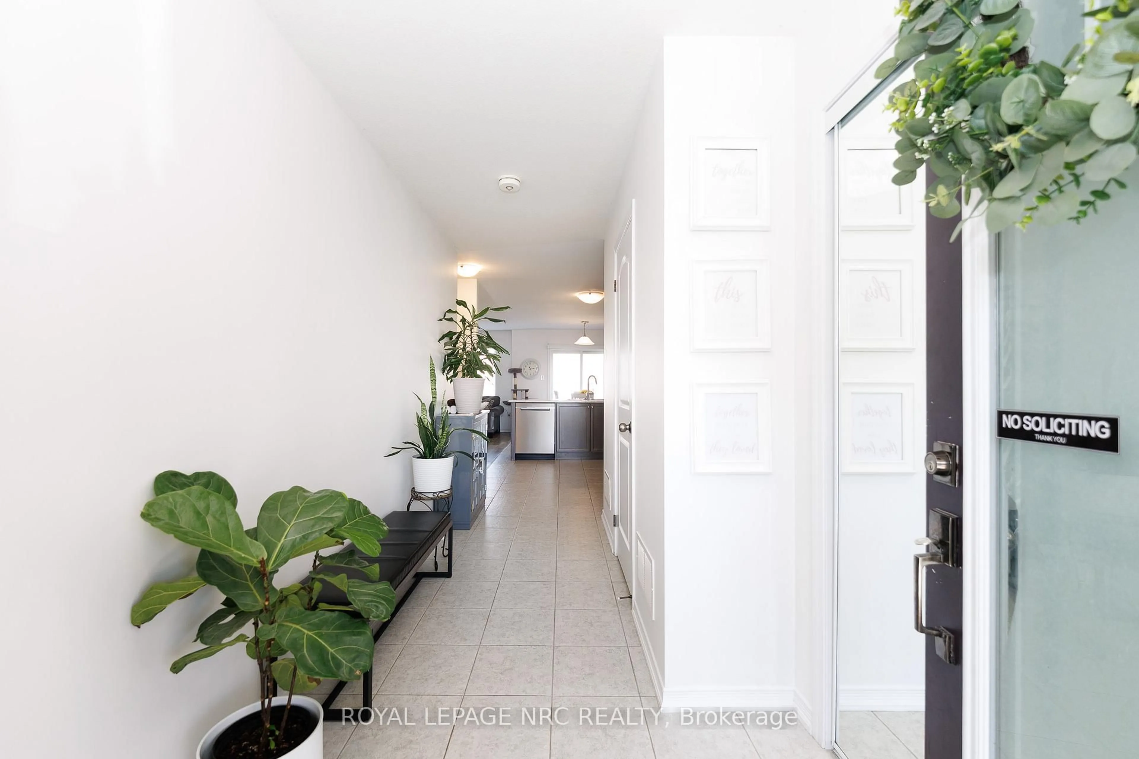 Indoor entryway for 7794 White Pine Cres, Niagara Falls Ontario L2H 3R4