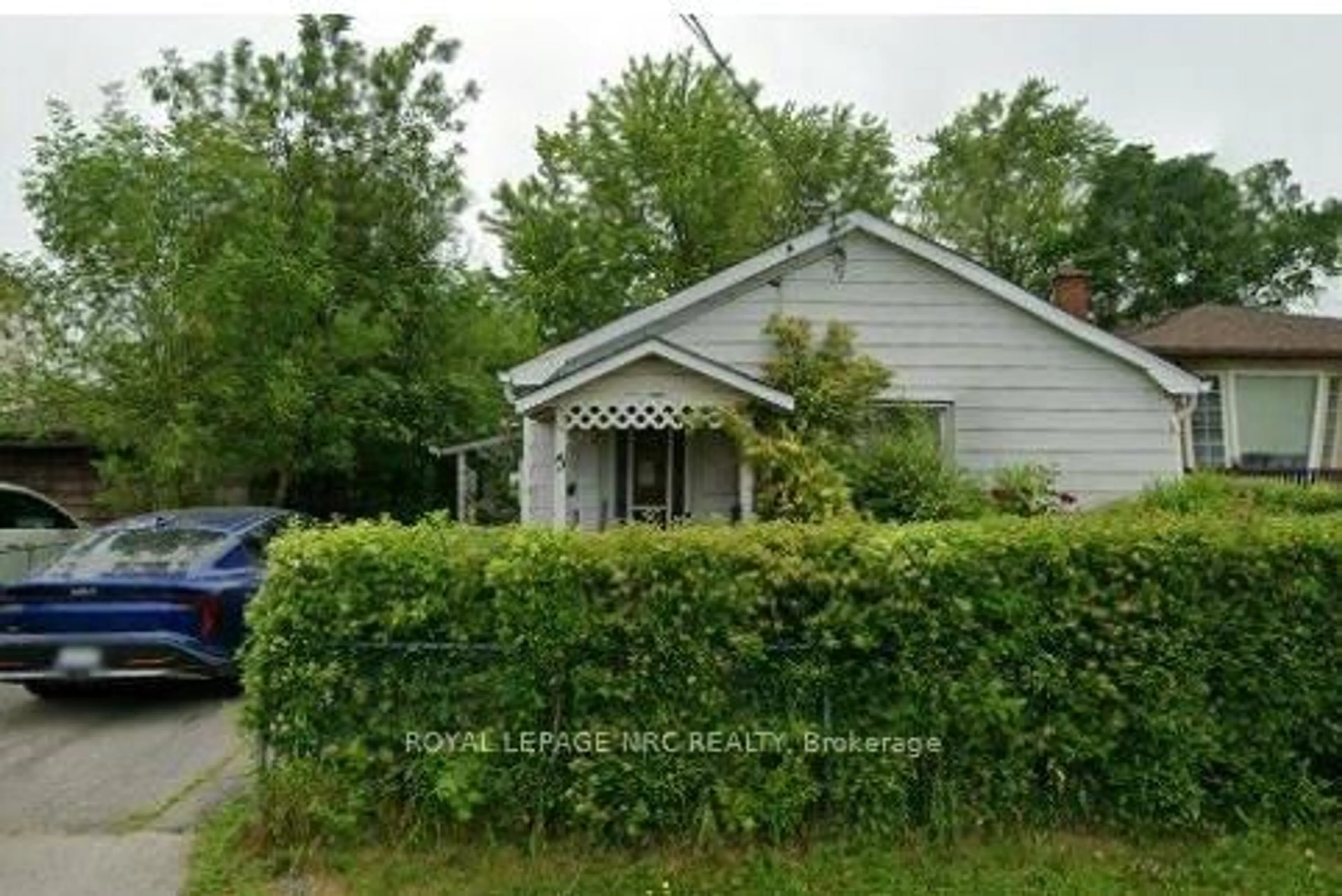 A pic from outside/outdoor area/front of a property/back of a property/a pic from drone, street for 5 Greenwood Ave, St. Catharines Ontario L2P 1X7