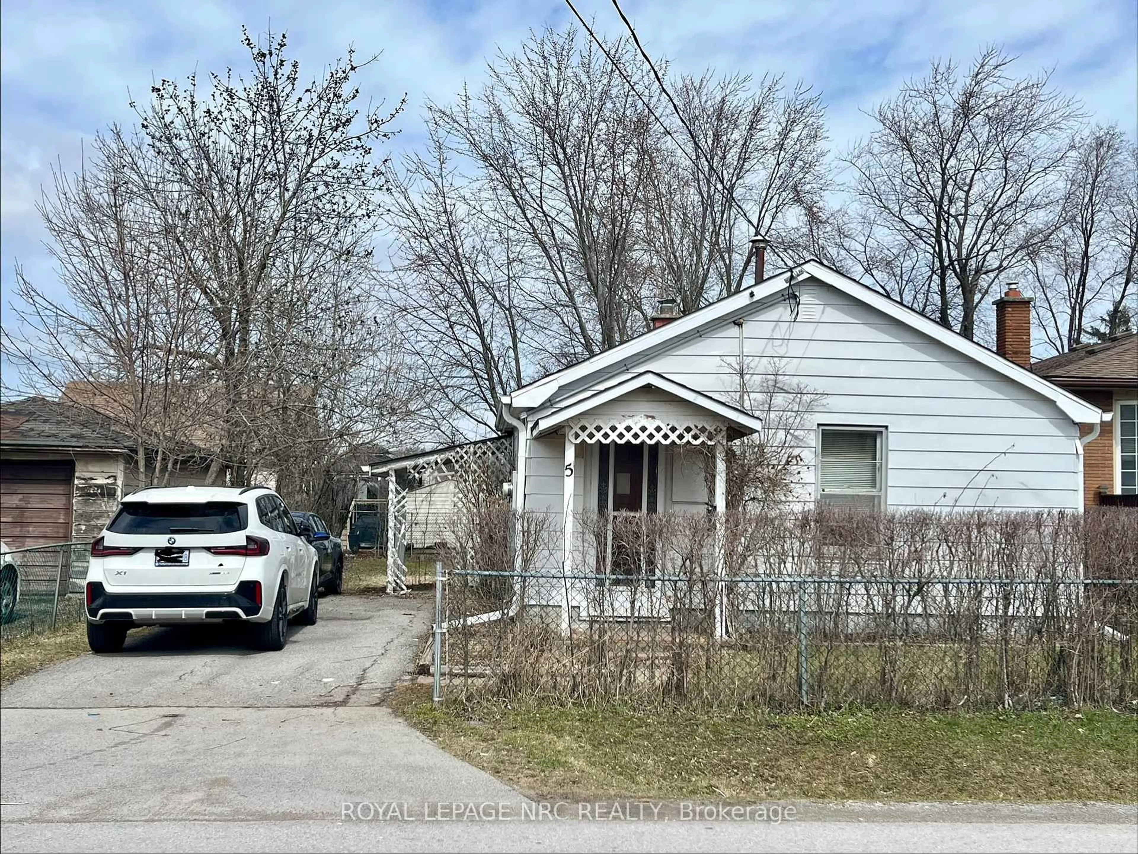 Unknown for 5 Greenwood Ave, St. Catharines Ontario L2P 1X7