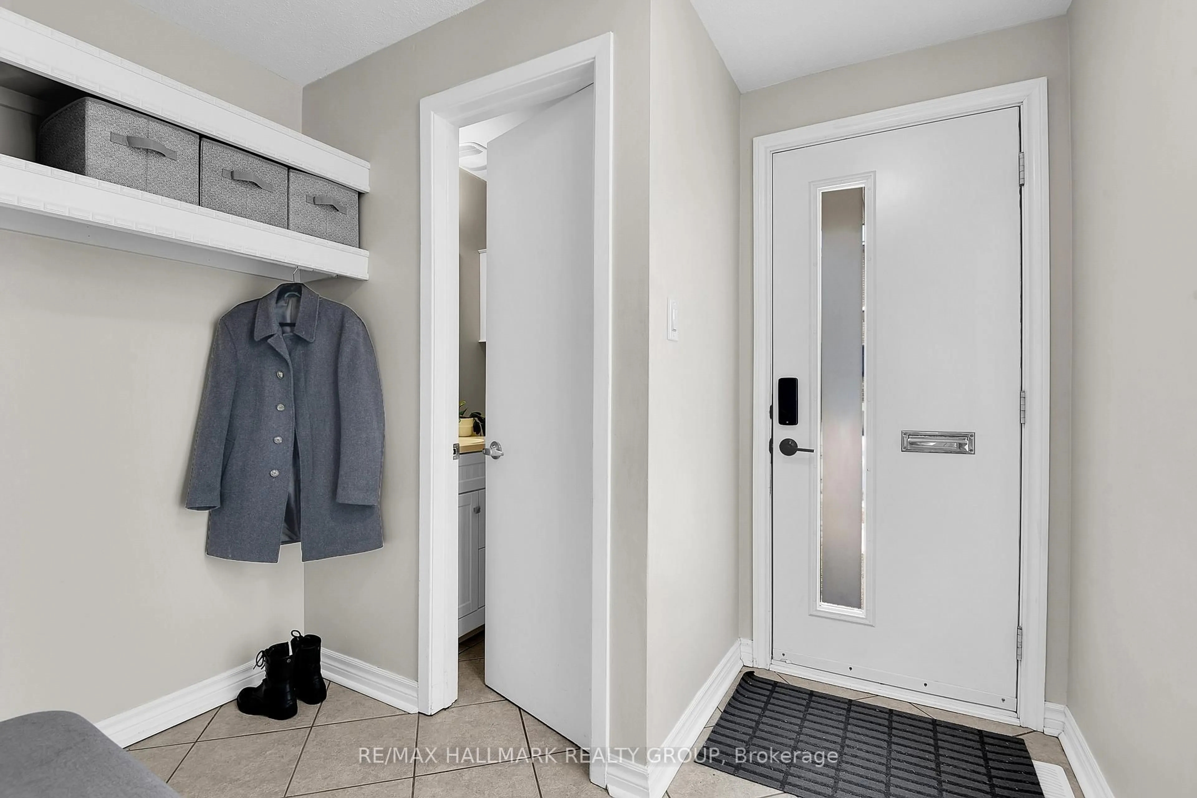 Indoor entryway for 2019 Stonehenge Cres #31, Ottawa Ontario K1B 4N7