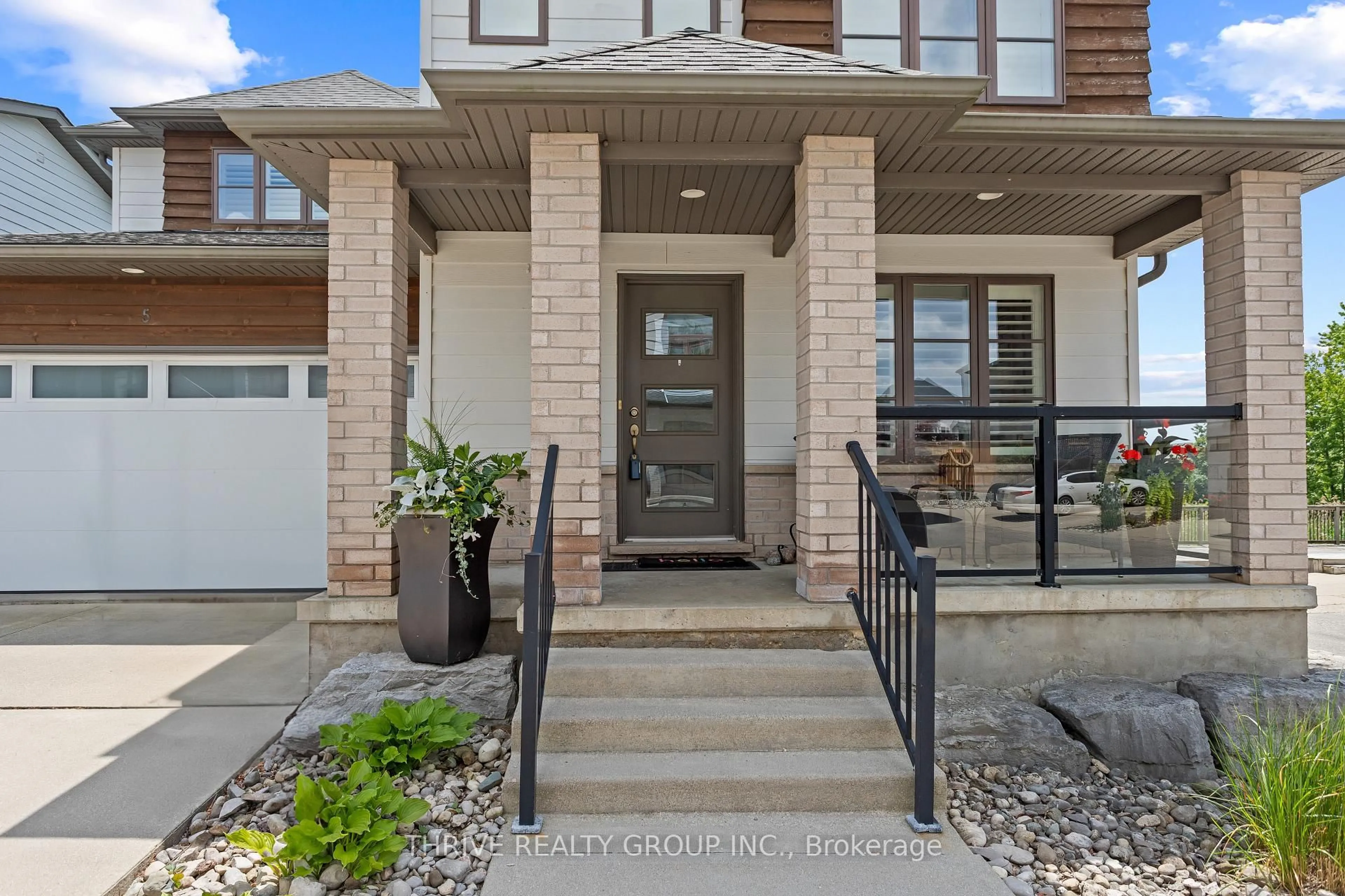 Indoor entryway for 727 Apricot Dr #5, London South Ontario N6K 5A7