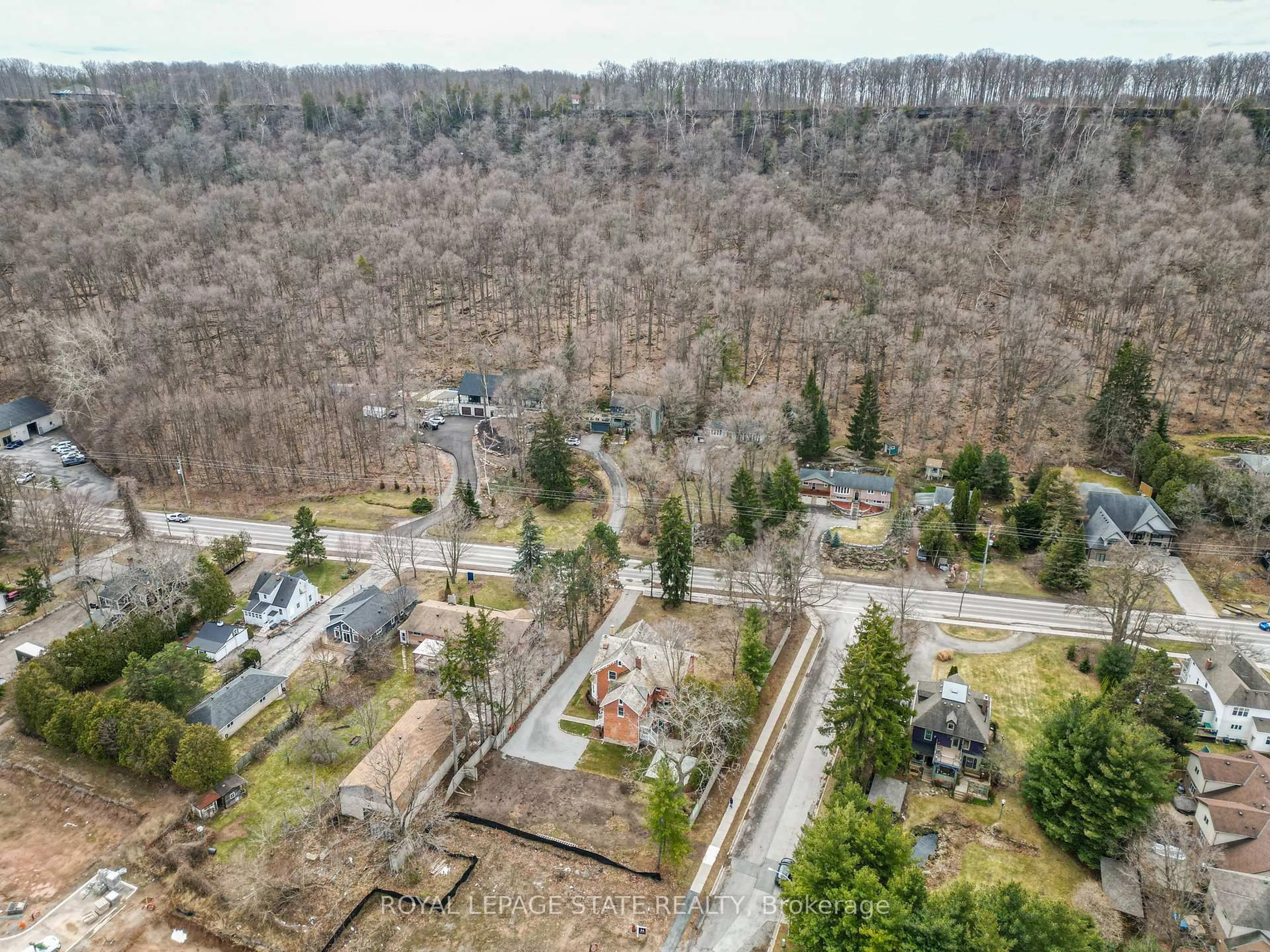 A pic from outside/outdoor area/front of a property/back of a property/a pic from drone, forest/trees view for 262 Main St, Grimsby Ontario L3M 1S4