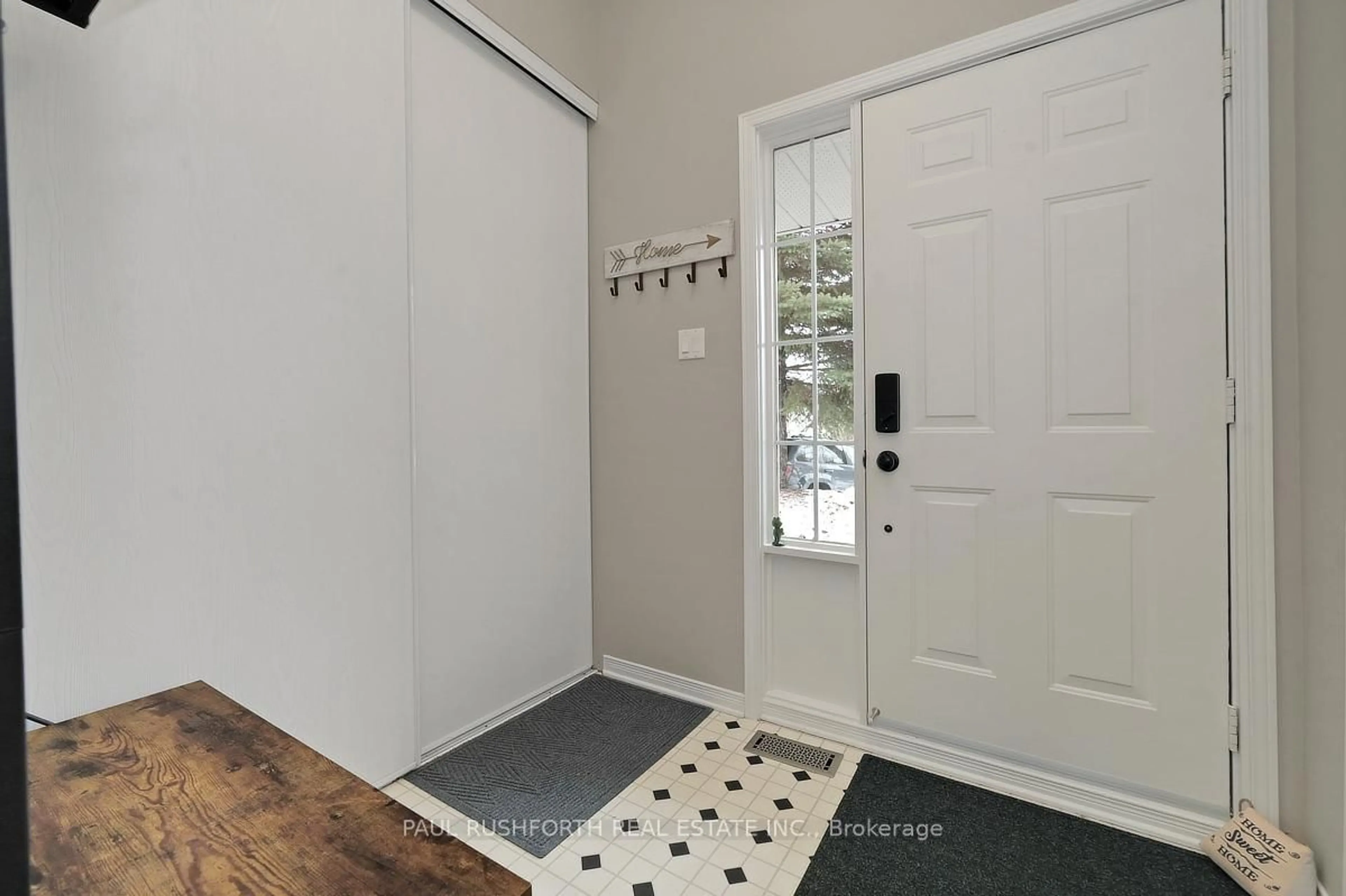 Indoor entryway for 47 Deerchase Crt, Ottawa Ontario K2M 2R1